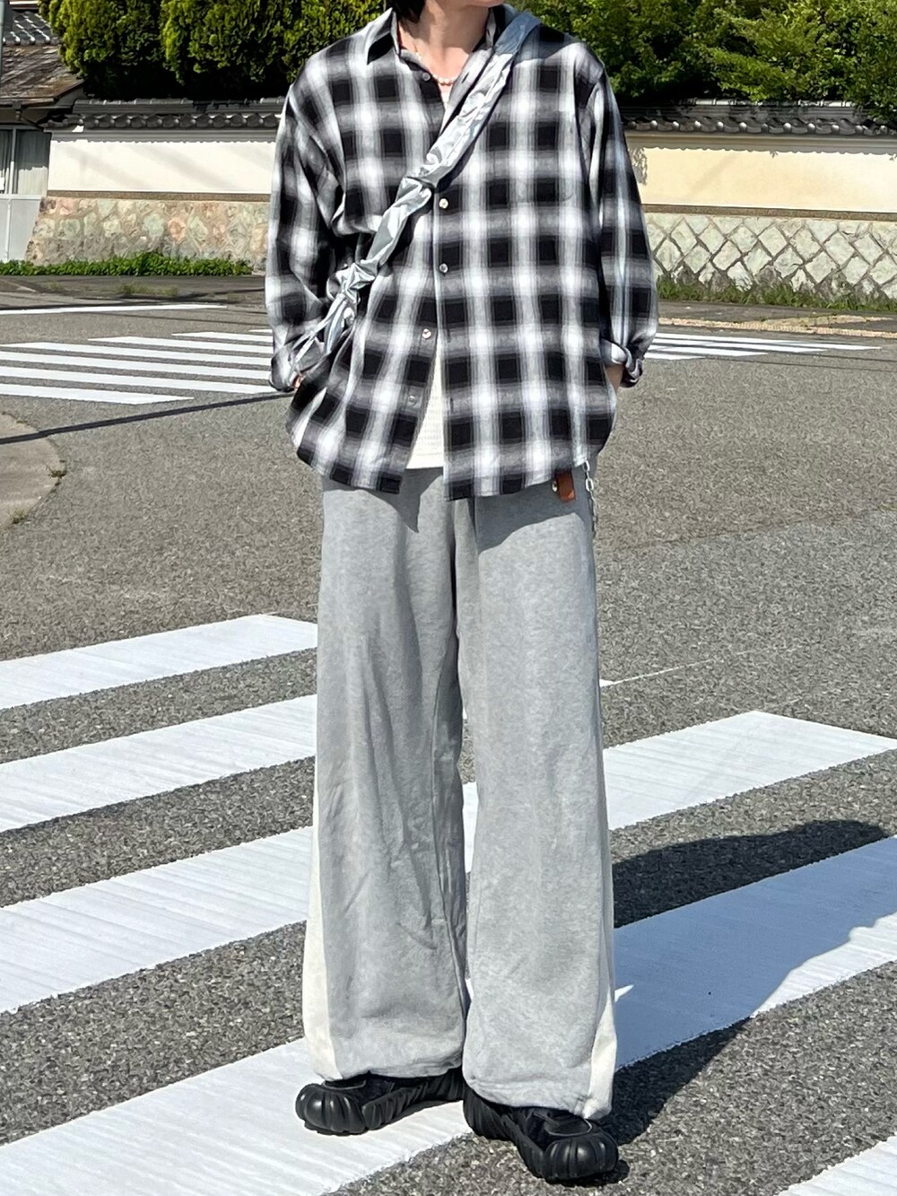 「シャツスタイル、スニーカー、春夏コーデ、モード、韓国ファッション、プチプラ、シンプルコーデ、きれいめカジュアル、スポーツミックス、チェック、キャップ、パステルカラー、夏コーデ、レイヤードスタイル、春カラー」|「THE CRAFT CREW PRODUCTSの【THE CRAFT CREW PRODUCTS】ファンクショナルファブリック ビッグシルエット アソートレギュラーカラー長袖シャツ / 抗菌・防臭・イージーケア(シャツ/ブラウス、ホワイト系)」を使った、takumaさん(メンズ・180cm)の春コーディネートの5枚目の写真