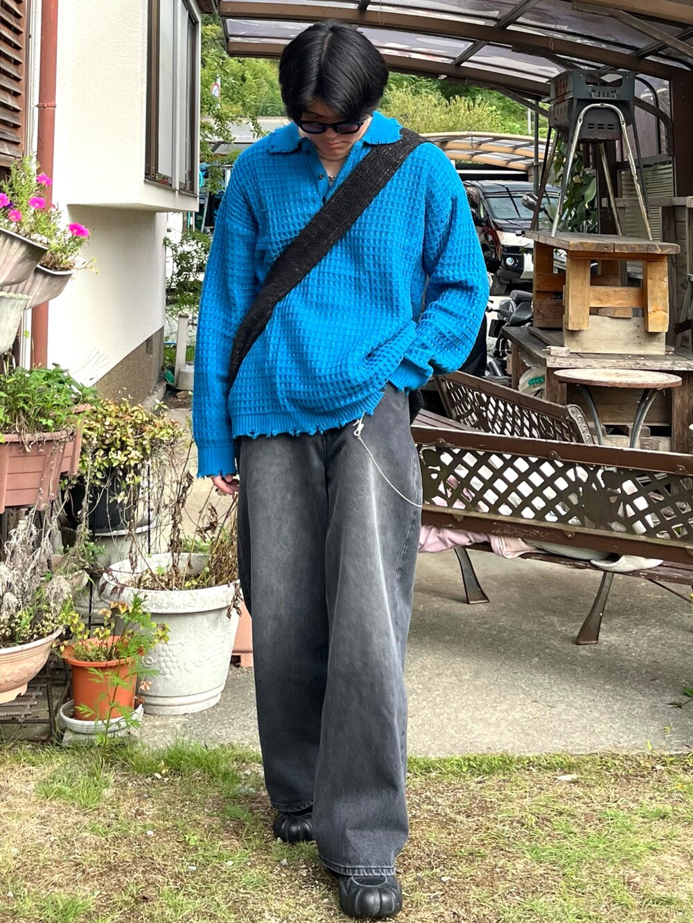「秋っぽコーデ更新中、秋コーデ、秋服準備はじめました、アウトドアスタイル、レイヤードスタイル、デニム、スニーカー、お出かけコーデ、休日スタイル、きれいめカジュアル、韓国ファッション、古着MIX、プチプラ、ショルダーバッグ、スポーツミックス」|「ENDER PRODUCTSの3Dコードヤーンダメージニット ビッグシルエットポロシャツ【ENDER PRODUCTS/エンダープロダクツ】(ニット/セーター、ブルー系)」を使った、takumaさん(メンズ・180cm)の秋コーディネートの3枚目の写真