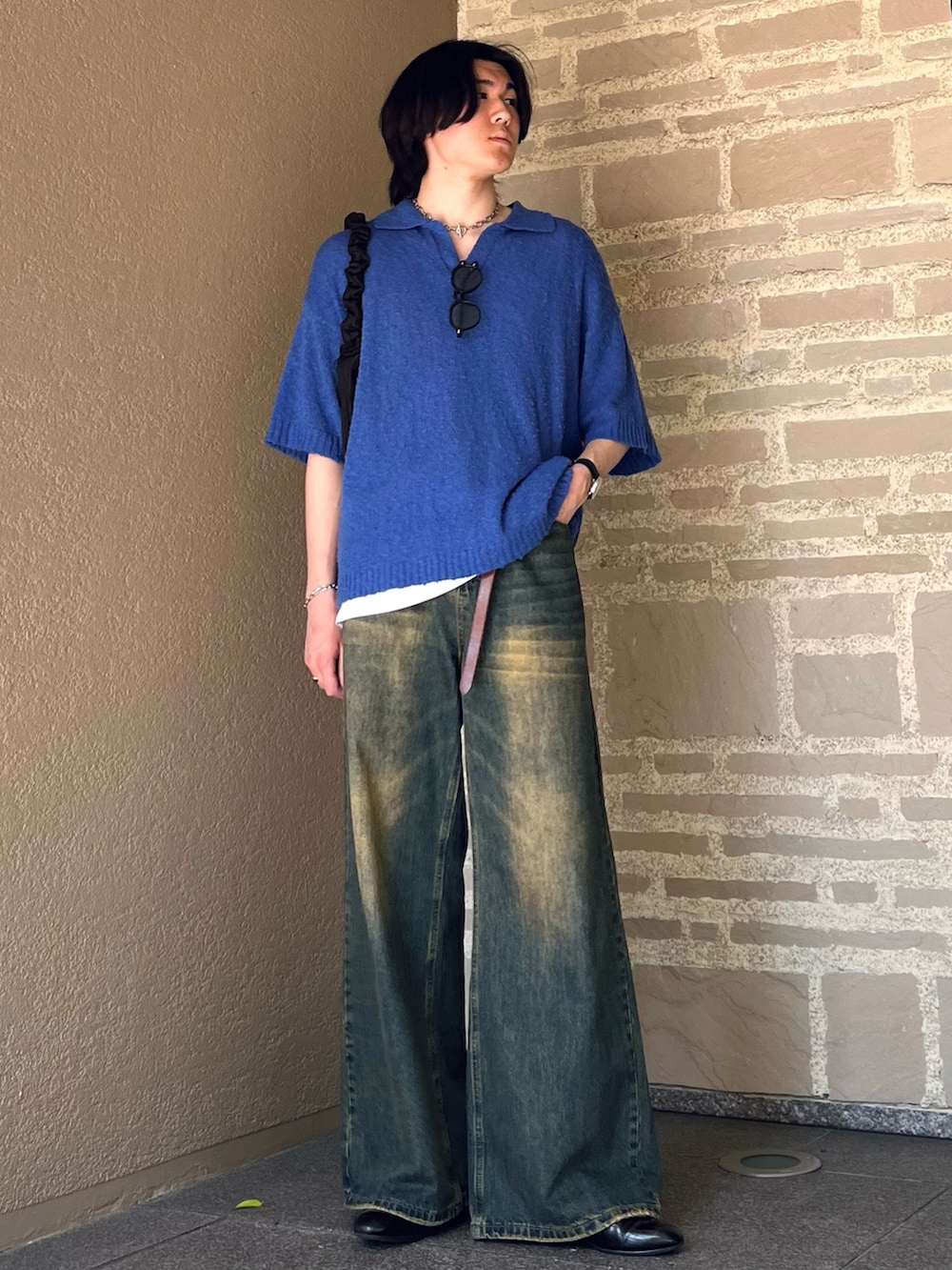 「春夏コーデ、レイヤードスタイル、シンプルコーデ、デートコーデ、デニム、ショルダーバッグ、サングラス、メガネ男子、韓国ファッション、プチプラ、きれいめカジュアル、モード、シャツスタイル、春カラー、夏コーデ」｜「selle glantのSKIPPER BOUCLE POLO KNIT/スキッパーブークレポロニット（ポロシャツ、ブルー系）」を使った、takumaさん（メンズ・180cm）の春コーディネートの4枚目の写真