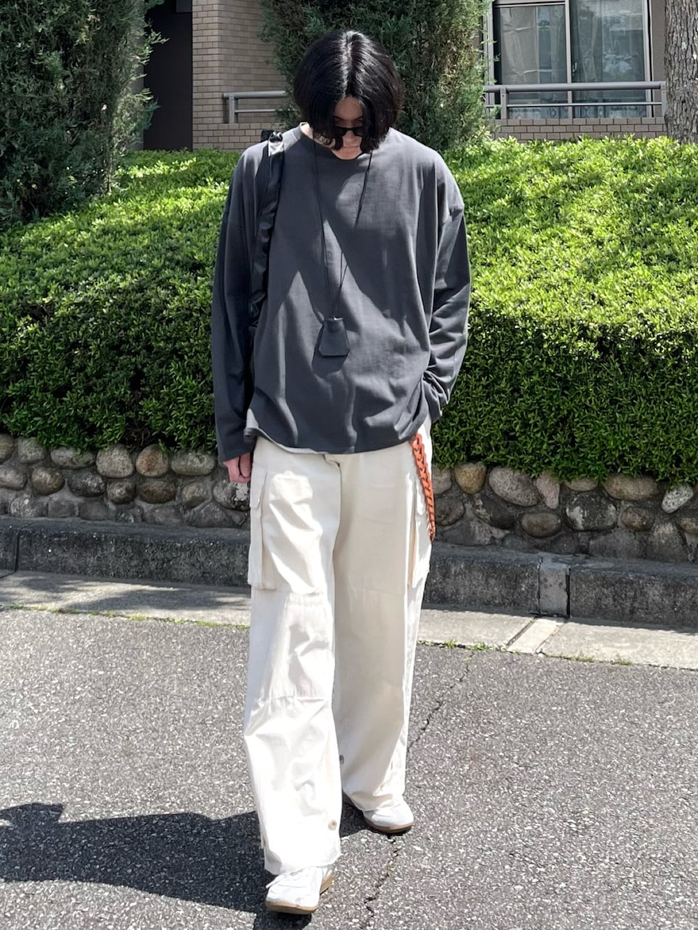 「プチプラ、きれいめカジュアル、カーゴパンツ、スニーカー、ロンT、アウトドアスタイル、韓国ファッション、デートコーデ、レイヤードスタイル、古着MIX、メガネ男子、春コーデ、春色、春めき満開コーデ、最近のいい感じコーデ」｜「MONO-MARTのリラックスルーズベーシックT オーバーサイズ ラスティックコットン L/Sカットソー（Tシャツ/カットソー、グレー系）」を使った、takumaさん（メンズ・180cm）の春コーディネートの3枚目の写真
