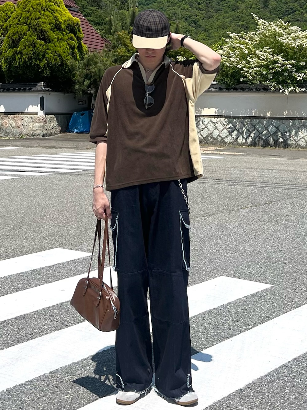 「きれいめカジュアル、雨の日コーデ、シンプルコーデ、韓国ファッション、デニム、デートコーデ、春夏コーデ、夏コーデ、レイヤードスタイル、アウトドアスタイル、スポーツミックス、プチプラ、シャツ好き集まれ、カーゴパンツ、キャップ」|「soerteのLoose pile skipper shirt / ルーズパイルスキッパーシャツ(ポロシャツ、ブラウン系)」を使った、takumaさん(メンズ・180cm)の夏コーディネートの2枚目の写真