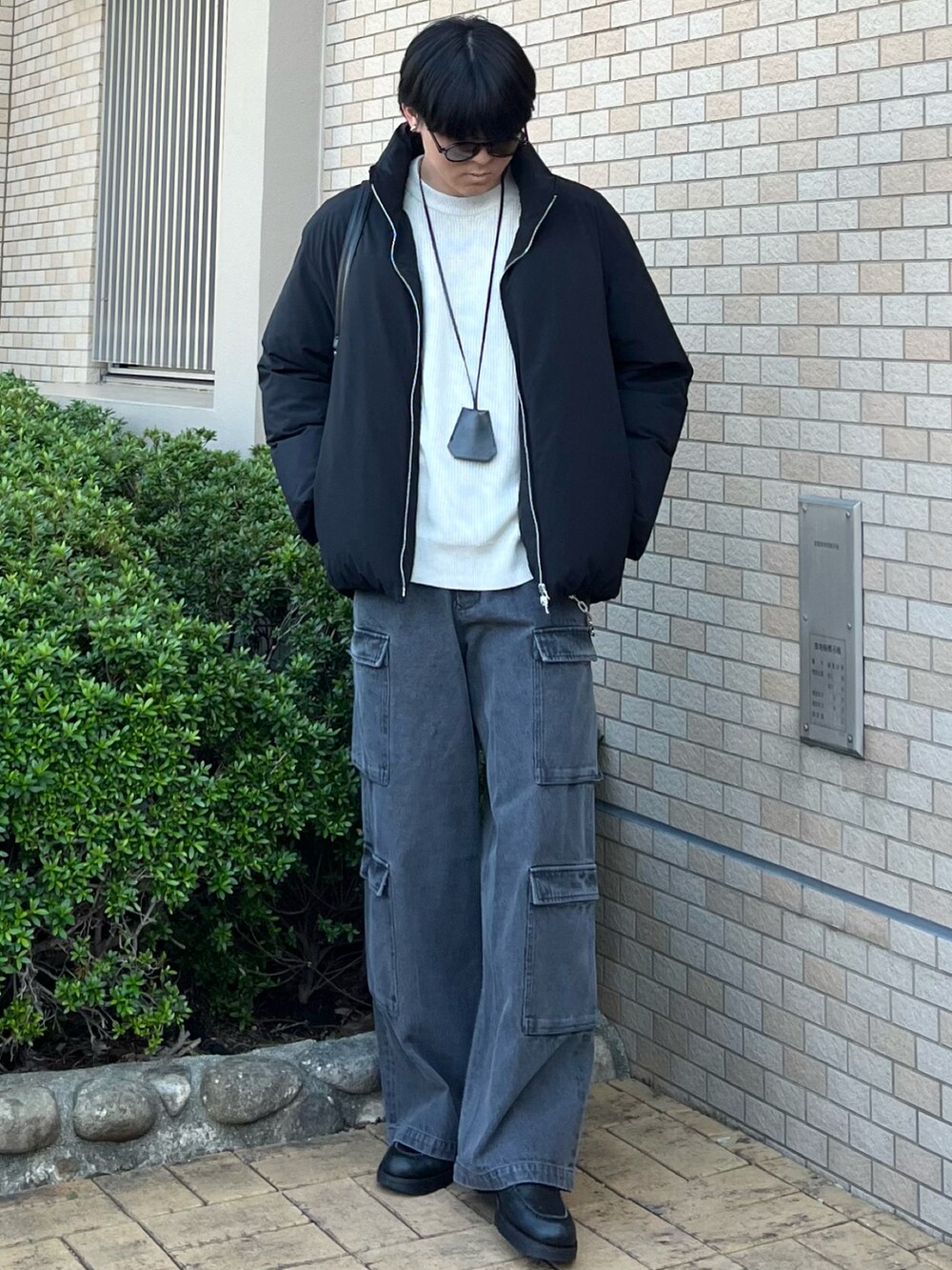「プチプラ、ニット、カーゴパンツ、デニム、レザー、きれいめカジュアル、レイヤードスタイル、冬コーデ、冬アウター、ダウンジャケット、休日スタイル、古着MIX、淡色コーデ、ショルダーバッグ、大人カジュアル」｜takumaさん（メンズ・180cm）の冬コーディネートの5枚目の写真