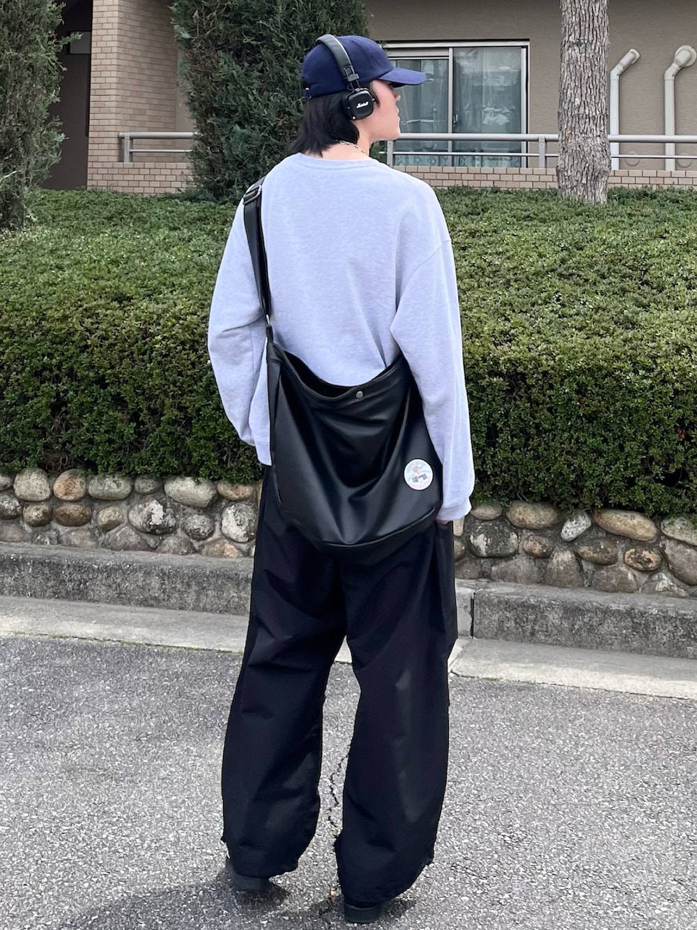「お出かけコーデ、プチプラ、キャップ、スニーカー、スポーツミックス、休日スタイル、ショルダーバッグ、テーマパークコーデ、レザー、ワイドパンツ、デートコーデ、古着MIX、春コーデ、最近のいい感じコーデ、春めき満開コーデ」|「WYM LIDNMのHEAVY WEIGHT LOOSE SWEAT(スウェット、グレー系)」を使った、takumaさん(メンズ・180cm)の春コーディネートの4枚目の写真