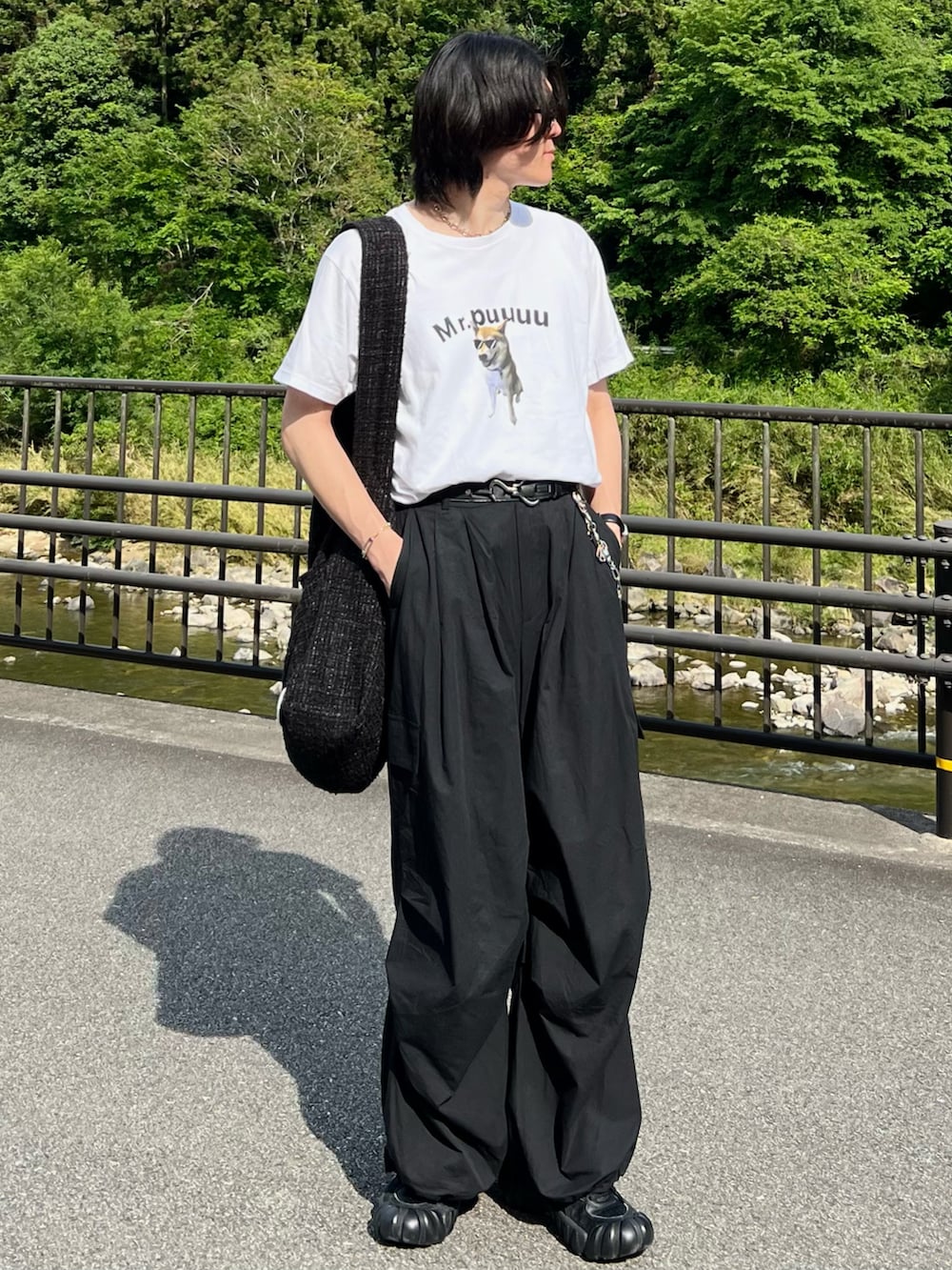 「プチプラ、夏コーデ、デートコーデ、韓国ファッション、モノトーン、メガネ男子、レイヤードスタイル、ショルダーバッグ、雨の日コーデ、カーゴパンツ、スニーカー、夏だ!Tシャツ着よう!、白Tシャツ、ロゴT、シャツコーデ」|「FUJIFILMのアイテム(Tシャツ/カットソー、ホワイト系)」を使った、takumaさん(メンズ・180cm)の夏コーディネートの2枚目の写真