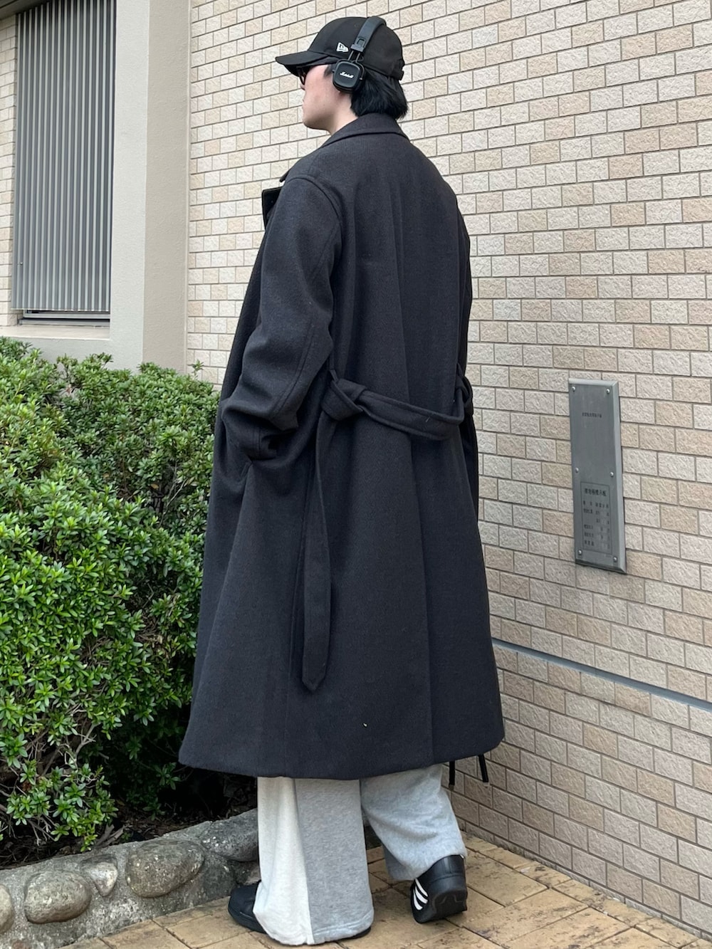 「ロングコート、ニット、スウェットパンツ、クリスマスに着たい服、シンプルコーデ、冬コーデ、冬アウター、淡色コーデ、レザー、きれいめカジュアル、マイベストコーデ2024、テーマパークコーデ、キャップ、スニーカー、古着MIX」|「WYM LIDNMのSMOOTH HERRINGBONE MAXI OVER COAT(チェスターコート、グレー系)」を使った、takumaさん(メンズ・180cm)の冬コーディネートの3枚目の写真