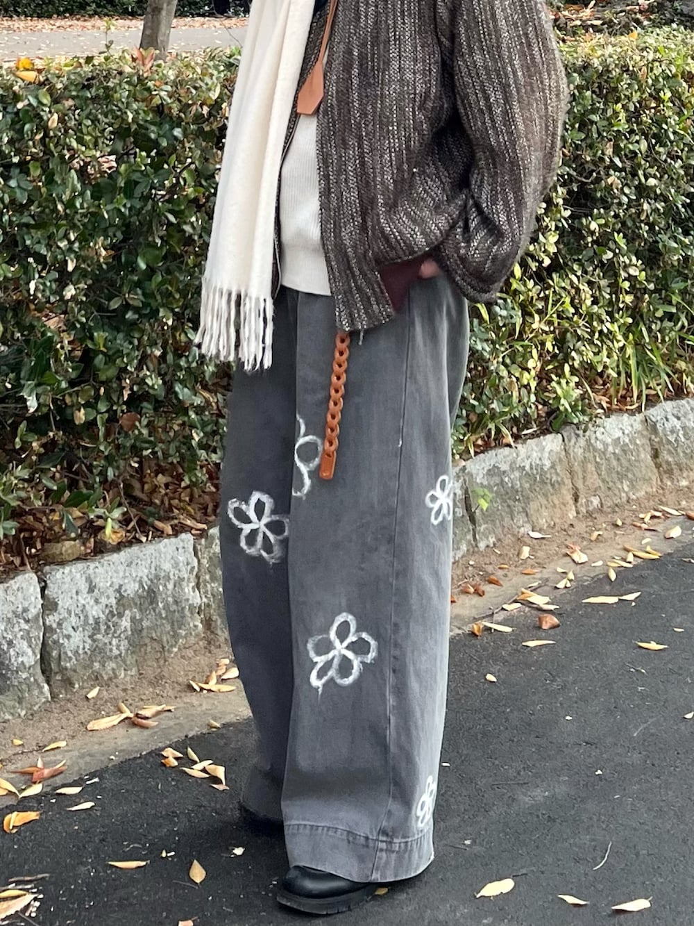 「最近のいい感じコーデ、クリスマスに着たい服、冬アウター、冬コーデ、ブラウン、ニット、レザー、マフラーぐるぐる、革靴、きれいめカジュアル、デニム、マイベストコーデ2024、マフラー、淡色コーデ、古着MIX」|「CASPER JOHNのBoucle MA-1/ブークレMA-1(MA-1、ブラウン系)」を使った、takumaさん(メンズ・180cm)の冬コーディネートの5枚目の写真