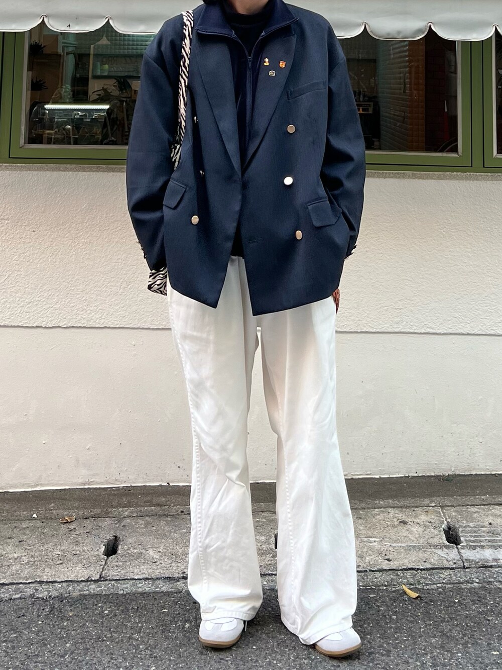 「ファッションを楽しもう、シンプルコーデ、おしゃれさんと繋がりたい、休日スタイル、休日コーデ、ootd、きれいめカジュアル、スニーカーコーデ、デニム、トートバッグ、ジャケット、トラックジャケット、デニムパンツ、WEARyouthコーデ、タートルネック」｜「soerteのOver size 6B assort blazer / オーバーサイズ６ボタンアソートブレザー（テーラードジャケット、ブルー系）」を使った、takumaさん（メンズ・180cm）の秋コーディネートの2枚目の写真