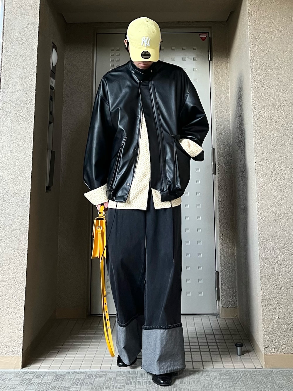 「春コーデ、春色、デニム、デートコーデ、シンプルコーデ、レイヤードスタイル、お出かけコーデ、キャップ、大人カジュアル、休日スタイル、春アウター、ジャケットスタイル、ジャケットコーデ、春のNewスタイル、WEARyouthコーデ」｜「WYM LIDNMのFAUX LEATHER MILITARY BLOUSON（ブルゾン、ブラック系）」を使った、takumaさん（メンズ・180cm）の春コーディネートの3枚目の写真