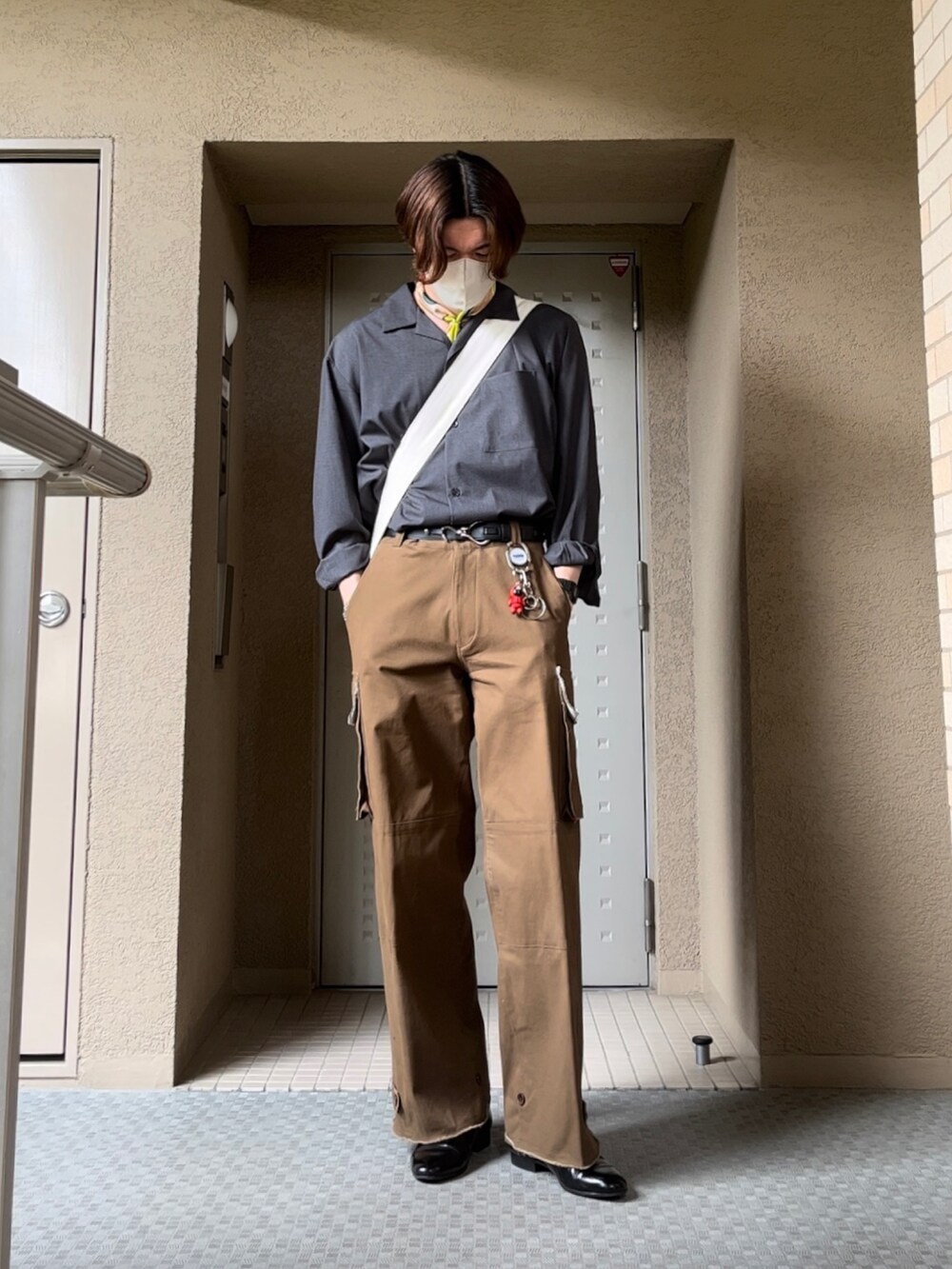 「大人カジュアル、シンプルスタイル、革靴、ootd、outfit、お出かけコーデ日記、カジュアル、メンズコーデ、いいね、save、フォローお願いします🤑、シンプル、ゆるコーデ、カーゴパンツ、オープンカラーシャツ、ショルダーバッグ、グレー」｜「GUのアイテム（シャツ/ブラウス、グレー系）」を使った、takumaさん（メンズ・179cm）の春コーディネートの2枚目の写真