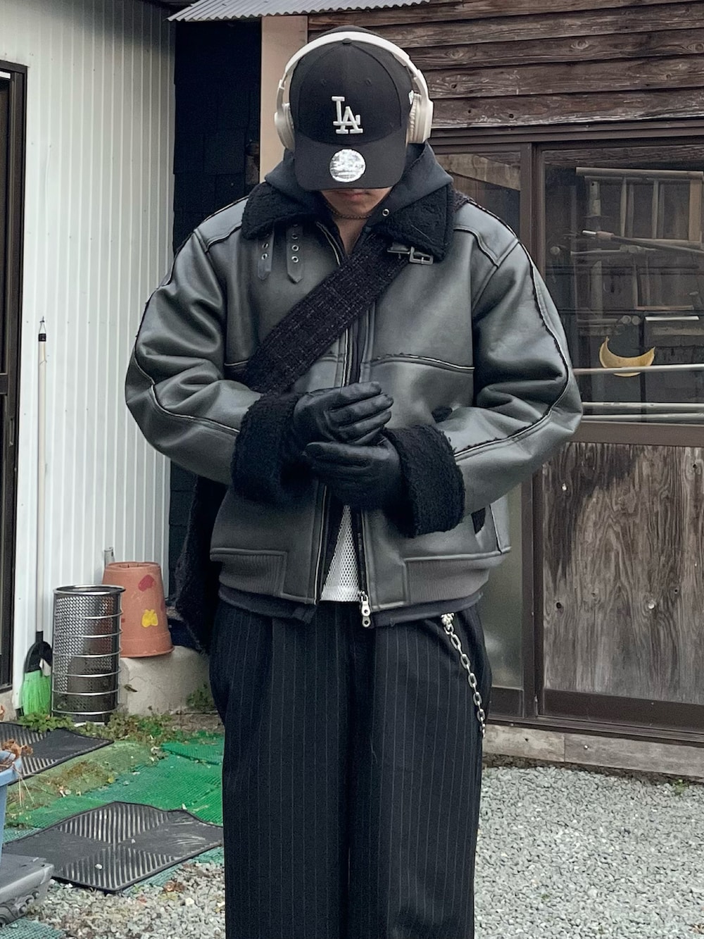 「真冬のあったかスタイル、冬アウター、冬コーデ、きれいめカジュアル、レイヤードスタイル、お出かけコーデ、デートコーデ、レザー、キャップ、古着MIX、パーカー、スラックス、スニーカー、モノトーン、ブラックコーデ」|「soerteのSTAND COLLAR B-3 FAKE MOUTON JACKET/スタンドカラーフェイクムートンジャケット(その他アウター、ブラック系)」を使った、takumaさん(メンズ・180cm)の冬コーディネートの4枚目の写真