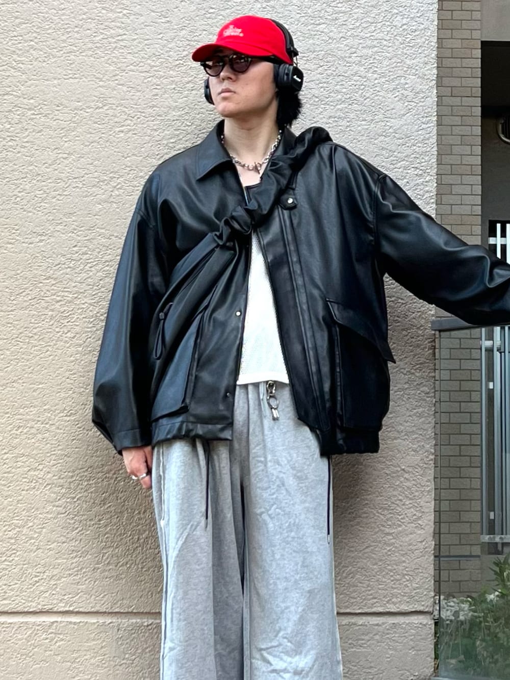 「秋っぽコーデ更新中、メガネ男子、レイヤードスタイル、キャップ、スポーツミックス、アウトドアスタイル、ショルダーバッグ、プチプラ、ワイドパンツ、秋コーデ、レザー、古着MIX、テーマパークコーデ、淡色コーデ、スウェット」|「WYM LIDNMのFAUX LEATHER MILITARY BLOUSON(ブルゾン、ブラック系)」を使った、takumaさん(メンズ・180cm)の秋コーディネートの5枚目の写真