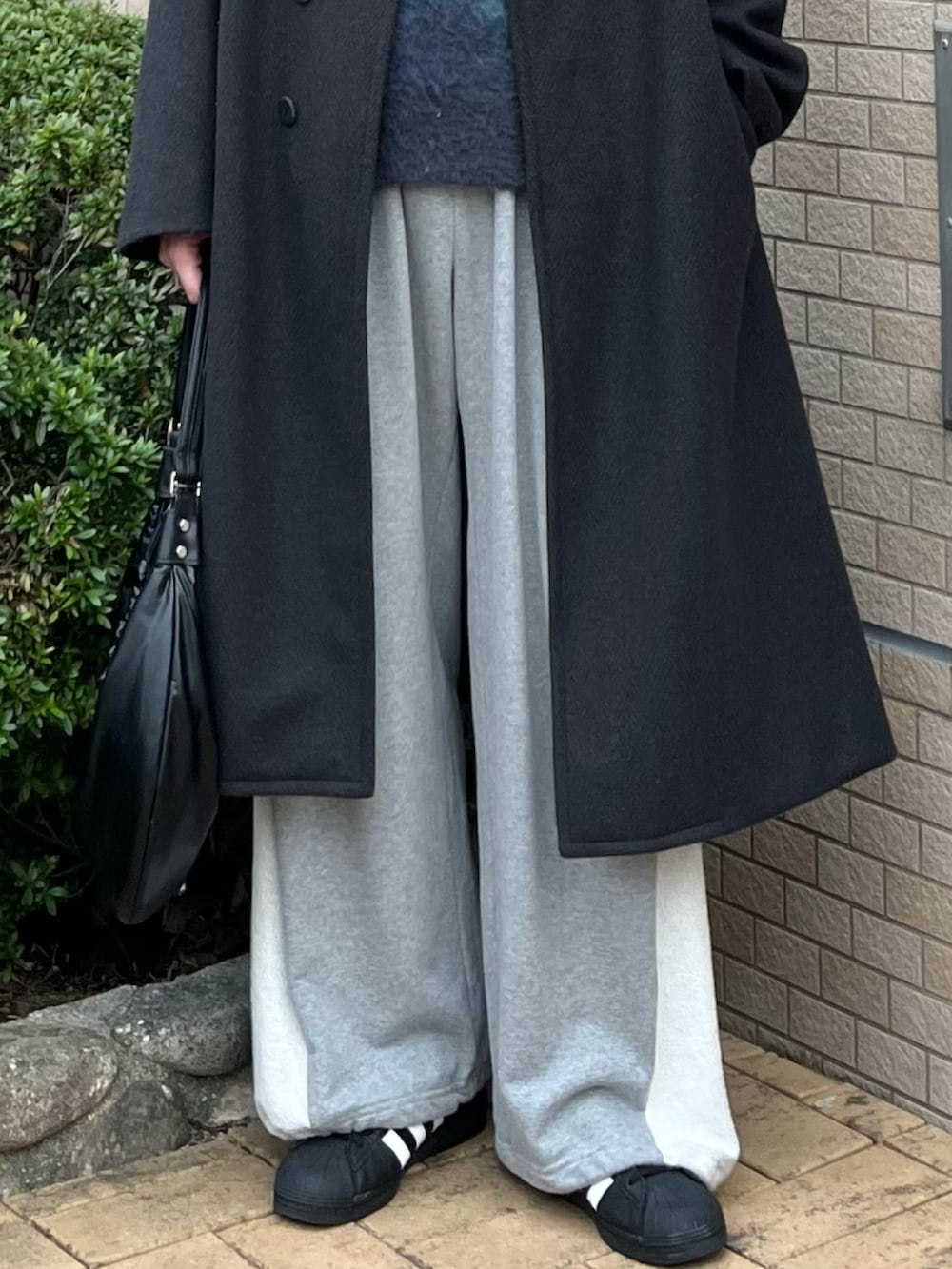 「ロングコート、ニット、スウェットパンツ、クリスマスに着たい服、シンプルコーデ、冬コーデ、冬アウター、淡色コーデ、レザー、きれいめカジュアル、マイベストコーデ2024、テーマパークコーデ、キャップ、スニーカー、古着MIX」|「WYM LIDNMのSMOOTH HERRINGBONE MAXI OVER COAT(チェスターコート、グレー系)」を使った、takumaさん(メンズ・180cm)の冬コーディネートの4枚目の写真