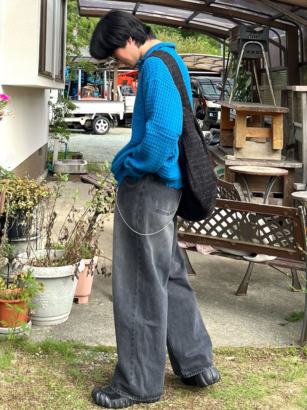 「秋っぽコーデ更新中、秋コーデ、秋服準備はじめました、アウトドアスタイル、レイヤードスタイル、デニム、スニーカー、お出かけコーデ、休日スタイル、きれいめカジュアル、韓国ファッション、古着MIX、プチプラ、ショルダーバッグ、スポーツミックス」|「ENDER PRODUCTSの3Dコードヤーンダメージニット ビッグシルエットポロシャツ【ENDER PRODUCTS/エンダープロダクツ】(ニット/セーター、ブルー系)」を使った、takumaさん(メンズ・180cm)の秋コーディネートの4枚目の写真
