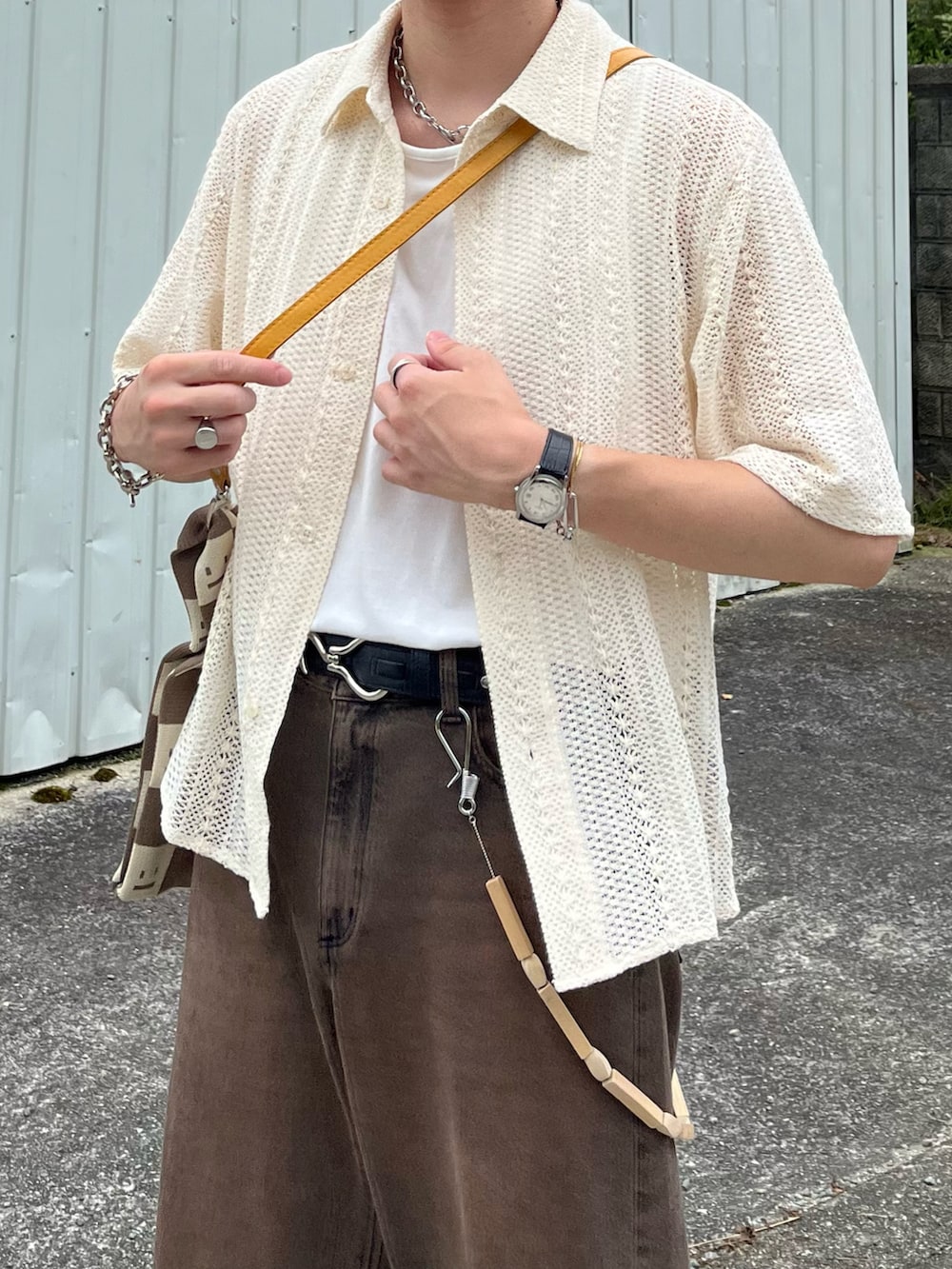 「休日スタイル、きれいめカジュアル、韓国ファッション、夏コーデ、シャツスタイル、タンクトップ、デニム、ショルダーバッグ、サングラス、お出かけコーデ、シンプル、シアートップス、アウトドアスタイル、古着MIX、レイヤードスタイル」｜「soerteのLoose Half sleeve box shirt (Assort)/ルーズハーフスリーブボックスシャツ（アソート）（シャツ/ブラウス、ホワイト系）」を使った、takumaさん（メンズ・180cm）の夏コーディネートの2枚目の写真
