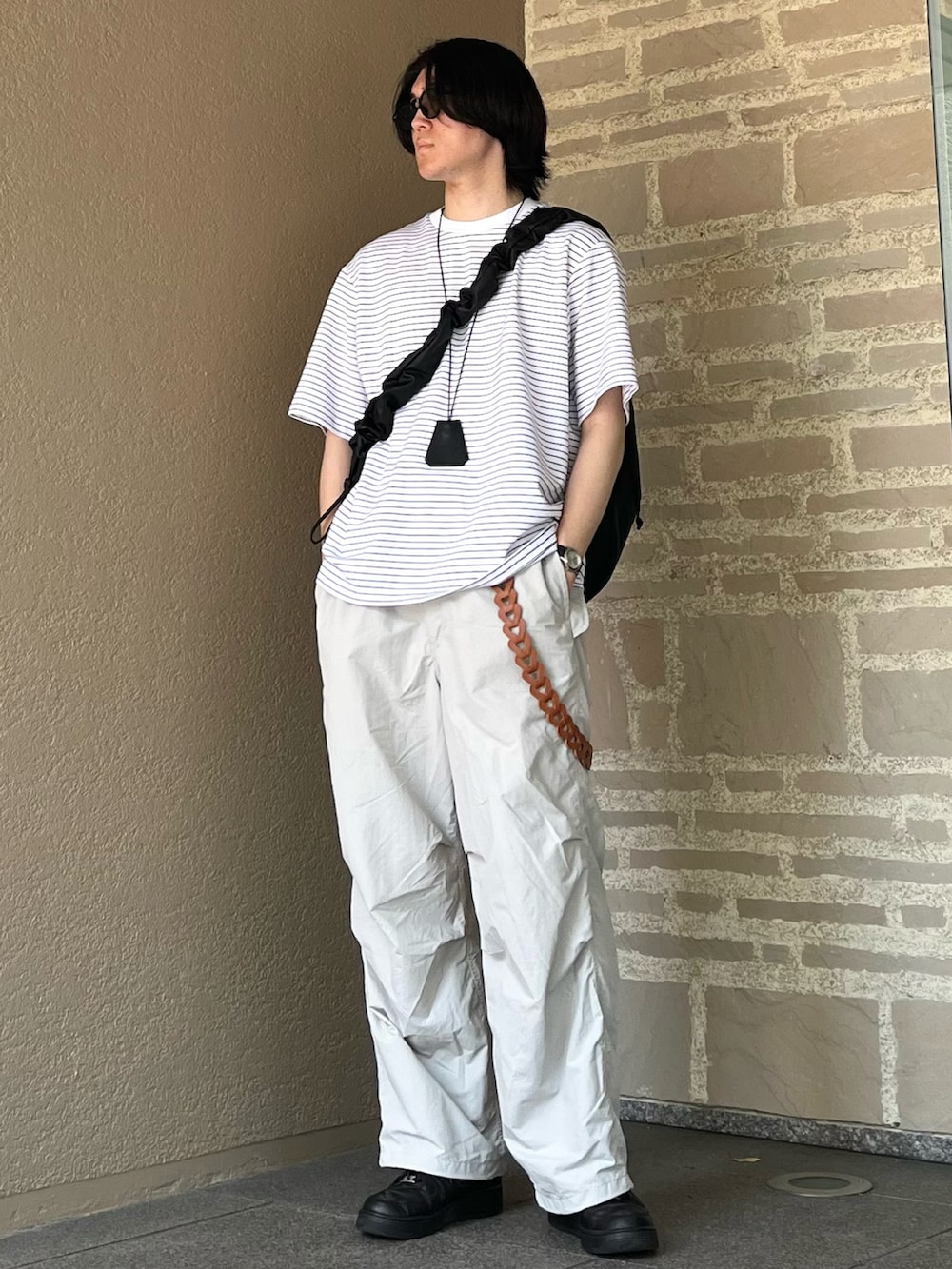 「モノトーン、白Tシャツ、夏だ!Tシャツ着よう!、フェスコーデ、夏コーデ、レイヤードスタイル、デートコーデ、シンプルコーデ、カーゴパンツ、ボーダー、スニーカー、サングラス、韓国ファッション、スポーツミックス、アウトドアスタイル」|「WYM LIDNMのNARROW BORDER WIDE TEE(Tシャツ/カットソー、ホワイト系)」を使った、takumaさん(メンズ・180cm)の夏コーディネートの3枚目の写真