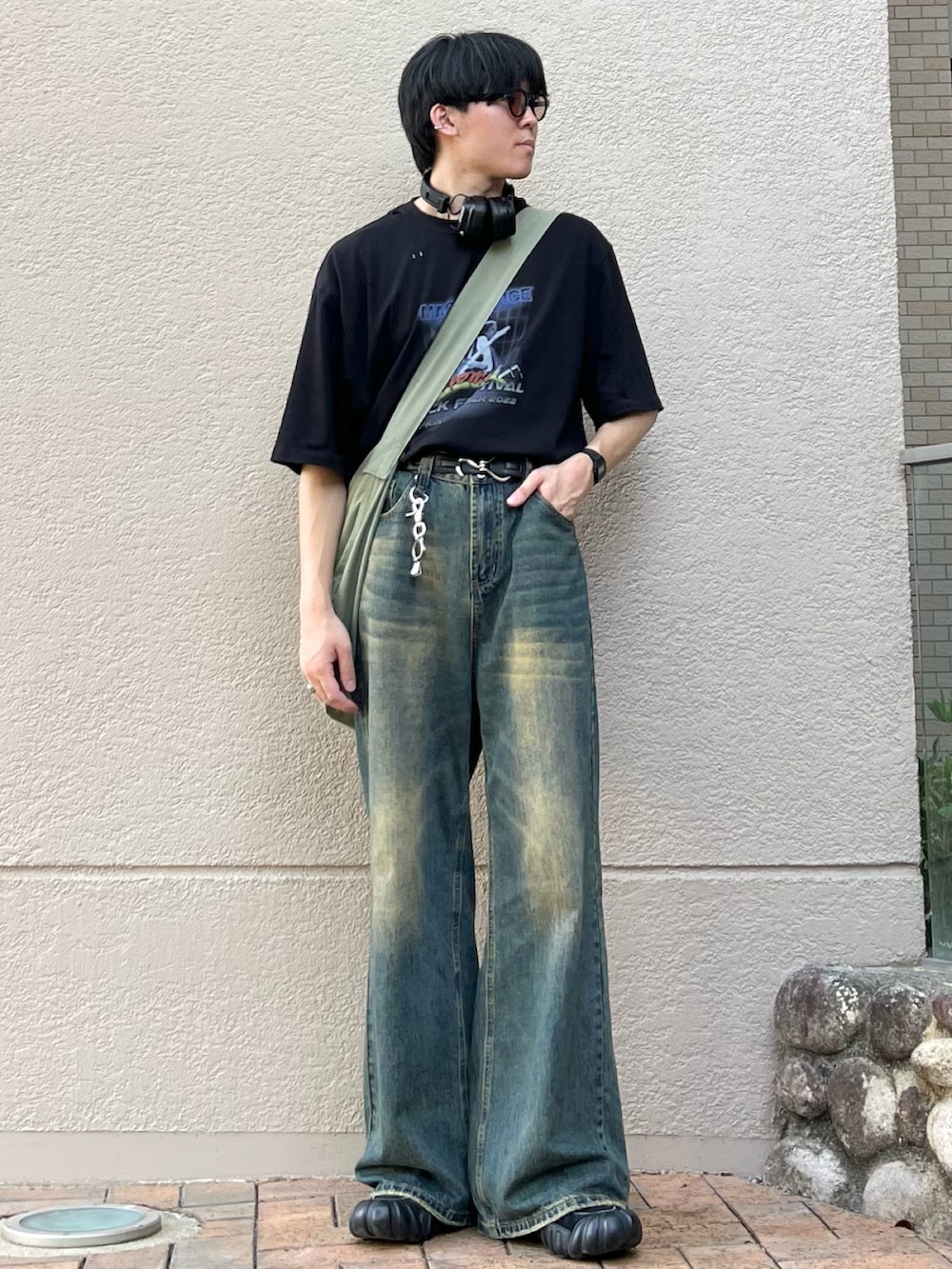 「古着MIX、休日スタイル、きれいめカジュアル、韓国ファッション、夏だ!Tシャツ着よう!、デニム、お出かけコーデ、プチプラ、ショルダーバッグ、サングラス、ストリート、スニーカー、アウトドアスタイル、シンプル、厚底シューズ」|「MASONPRINCEのヴィンテージ加工 MPオリジナルプリント バンドTシャツ DT4046 【M.P Studios】【2023SS NEWカラー】(Tシャツ/カットソー、ブラック系)」を使った、takumaさん(メンズ・180cm)の夏コーディネートの2枚目の写真