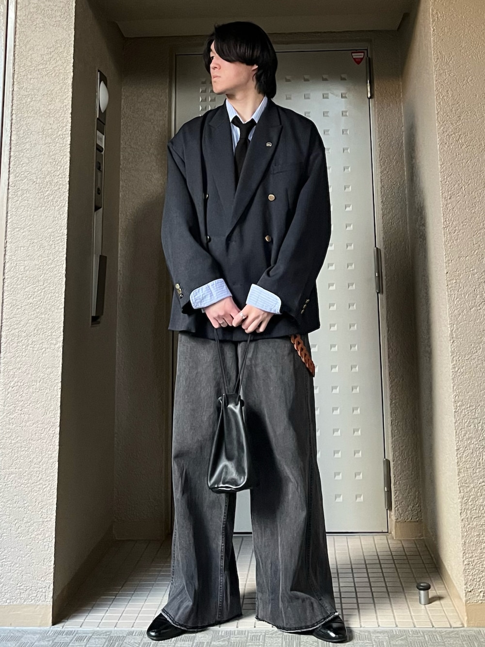 「休日スタイル、デニム、シンプルコーデ、デートコーデ、レイヤードスタイル、レザー、ジャケットスタイル、お出かけコーデ、ストライプシャツ、古着MIX、秋コーデ、スポーツミックス、テーラードジャケット、きれいめカジュアル、最近のいい感じコーデ」|「soerteのOver size 6B assort blazer / オーバーサイズ6ボタンアソートブレザー(テーラードジャケット、ブルー系)」を使った、takumaさん(メンズ・180cm)の春コーディネートの2枚目の写真