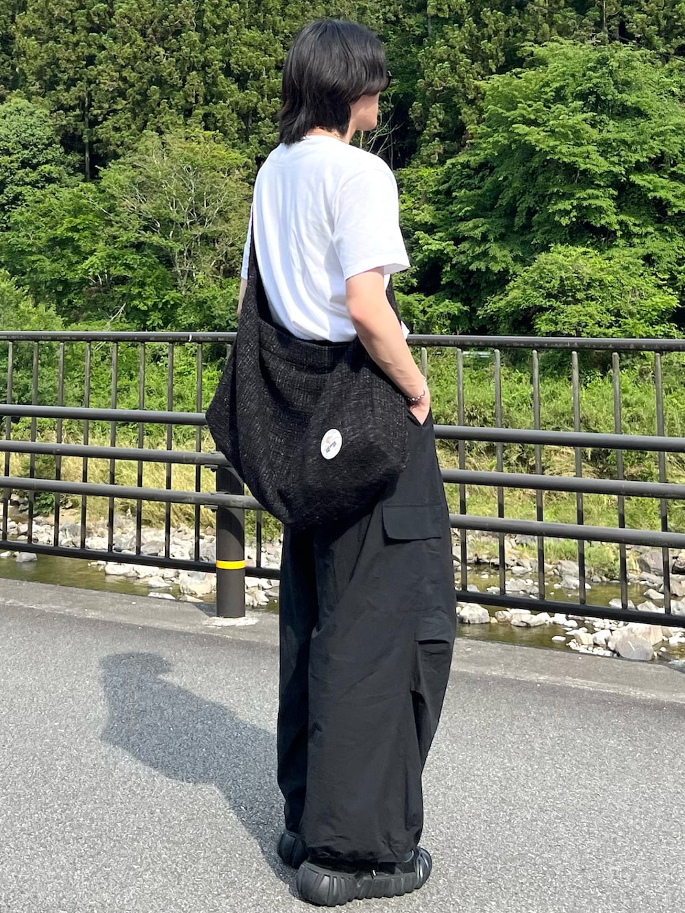 「プチプラ、夏コーデ、デートコーデ、韓国ファッション、モノトーン、メガネ男子、レイヤードスタイル、ショルダーバッグ、雨の日コーデ、カーゴパンツ、スニーカー、夏だ!Tシャツ着よう!、白Tシャツ、ロゴT、シャツコーデ」|「FUJIFILMのアイテム(Tシャツ/カットソー、ホワイト系)」を使った、takumaさん(メンズ・180cm)の夏コーディネートの3枚目の写真