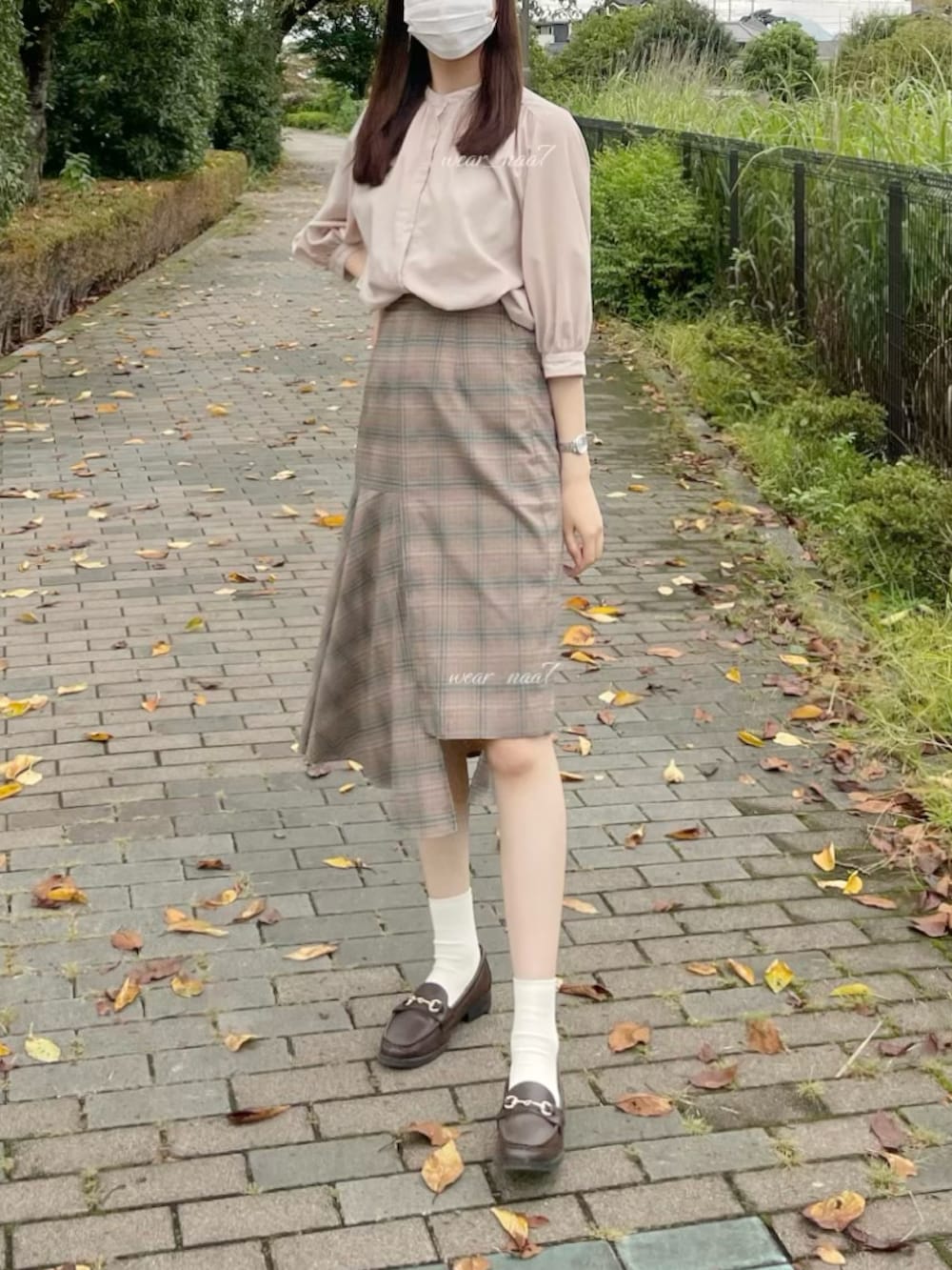「秋のコーデ、今日のコーデ、秋服コーデ、オトナ女子、休日スタイル、シンプルスタイル、ミニスカート、カジュアルコーデ、きれいめカジュアル、シンプルコーデ、GU、ロングスカート、おしゃれさんと繋がりたい、いいね、save、フォローお願いします🤑、秋ルック紹介するよ」｜「archivesのタイト×マーメイドアメシスカート（スカート、ベージュ系）」を使った、naaさん（レディース・168cm）の秋コーディネートの2枚目の写真