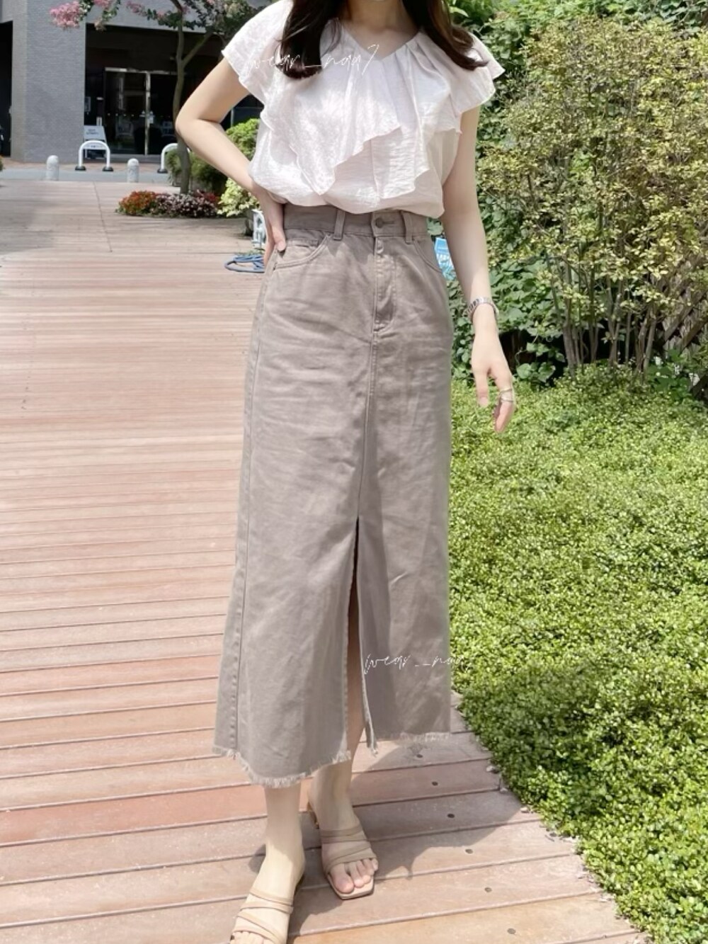 ピンク系のシャツ/ブラウス、イエロー系のサンダル、ブラウン系のデニムスカートを着用したレディースの夏コーディネートの3枚目の写真