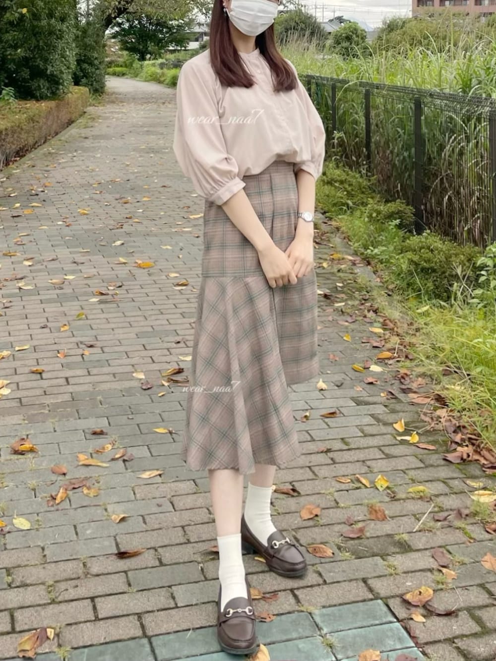 「秋のコーデ、今日のコーデ、秋服コーデ、オトナ女子、休日スタイル、シンプルスタイル、ミニスカート、カジュアルコーデ、きれいめカジュアル、シンプルコーデ、GU、ロングスカート、おしゃれさんと繋がりたい、いいね、save、フォローお願いします🤑、秋ルック紹介するよ」｜「archivesのタイト×マーメイドアメシスカート（スカート、ベージュ系）」を使った、naaさん（レディース・168cm）の秋コーディネートの4枚目の写真