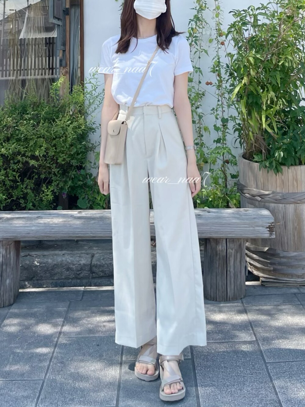 ホワイト系のスラックス、ホワイト系のTシャツ/カットソーを着用したレディースの秋コーディネートの2枚目の写真