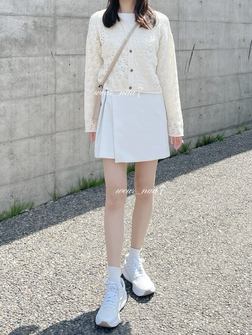 ホワイト系のその他パンツを着用したレディースの春コーディネートの2枚目の写真