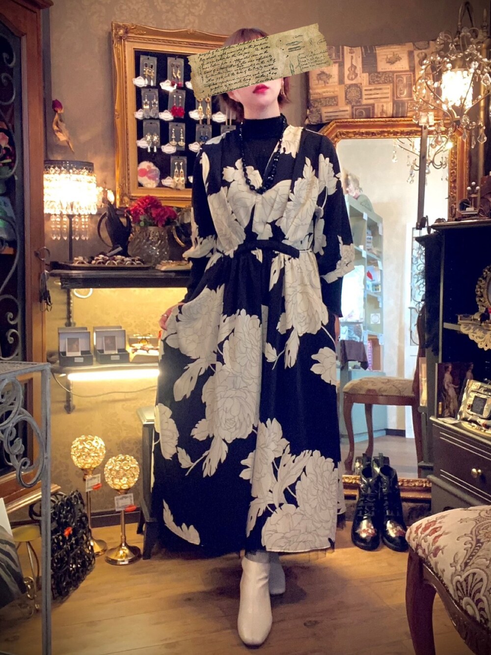 ブラック系のワンピースを着用したレディースの冬コーディネートの2枚目の写真