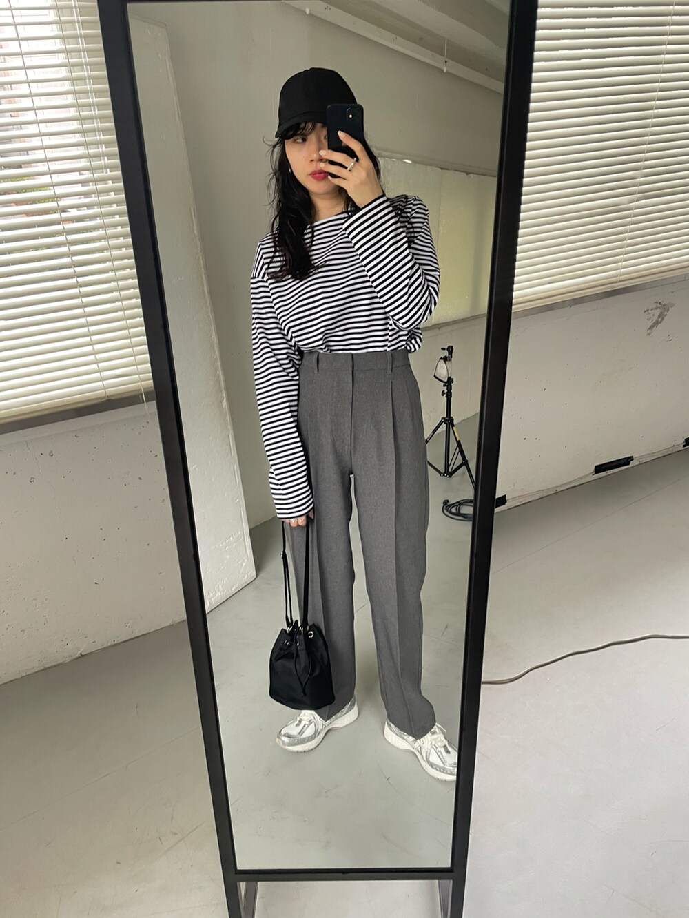 「シンプルコーデ、パンツスタイル、モノトーンコーデ、スニーカーコーデ、ボーダー、キャップ、ニューバランス」｜「URBAN RESEARCH DOORSのツイルキャップ（キャップ、ブラック系）」を使った、harunaさん（レディース・164cm）の春コーディネートの2枚目の写真