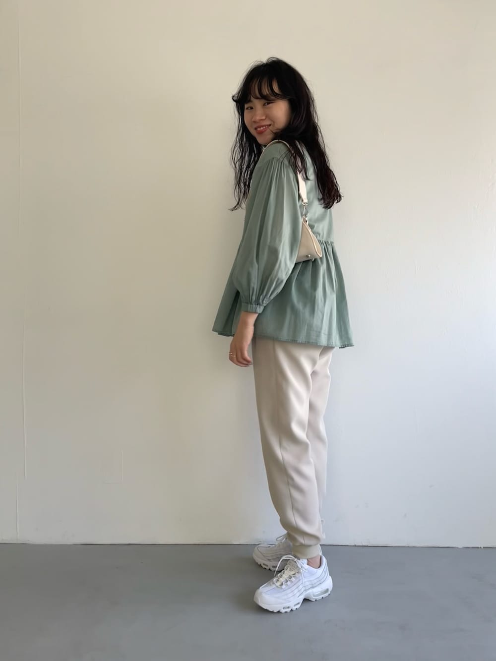 「シンプルコーデ、大人カジュアル、ゆるコーデ、春のおしゃ見えテクニック、カラーコーデ、ミントグリーン」｜「URBAN RESEARCH DOORSの2ストラップショルダーバッグ（ショルダーバッグ、ホワイト系）」を使った、harunaさん（レディース・164cm）の春コーディネートの2枚目の写真