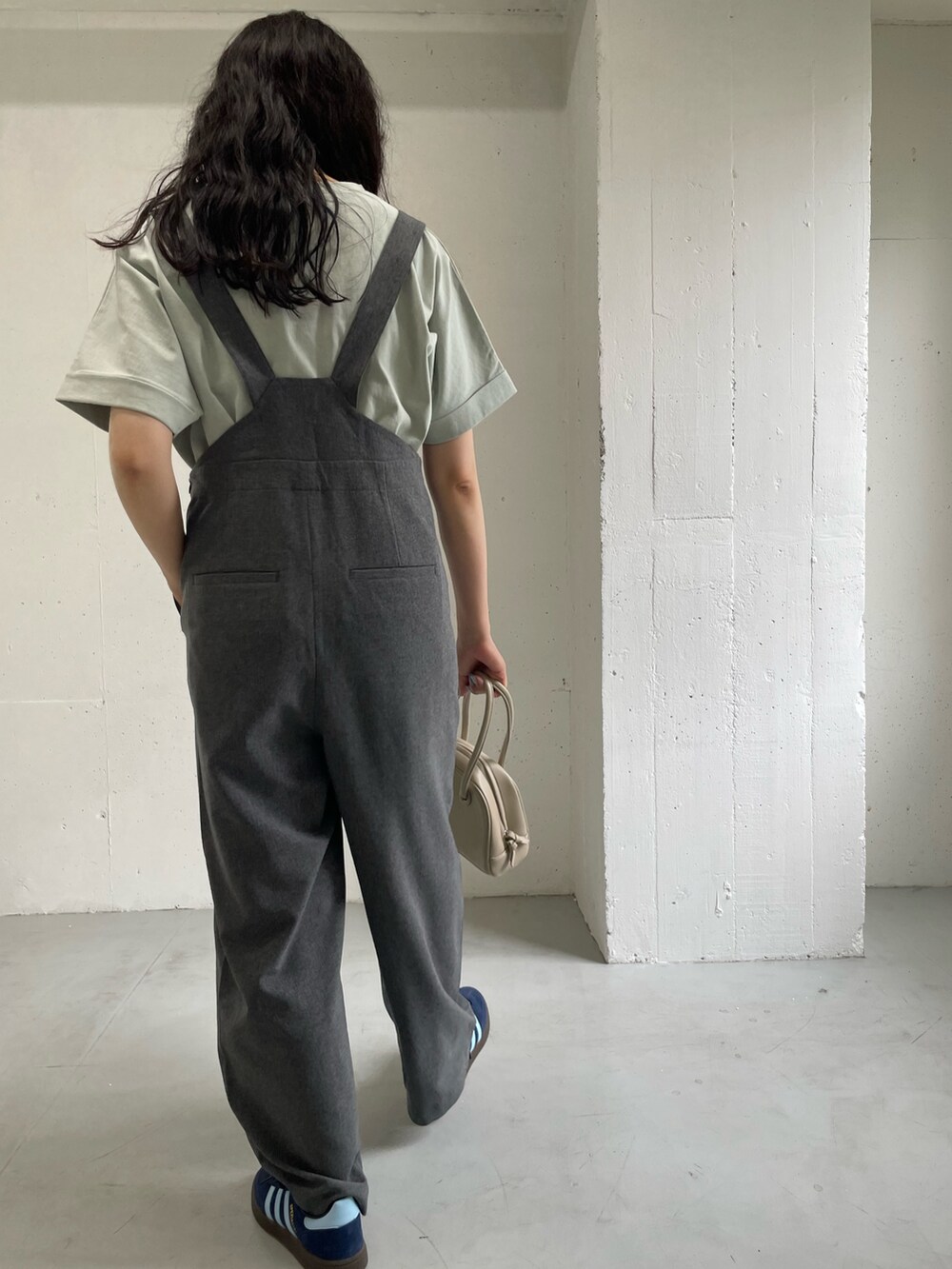 「テーマパークコーデ、大人カジュアルコーデ、ラクチンコーデ、サロペット、休日スタイル」｜「URBAN RESEARCH DOORSのアイテム（ハンドバッグ、ベージュ系）」を使った、harunaさん（レディース・164cm）の夏コーディネートの6枚目の写真