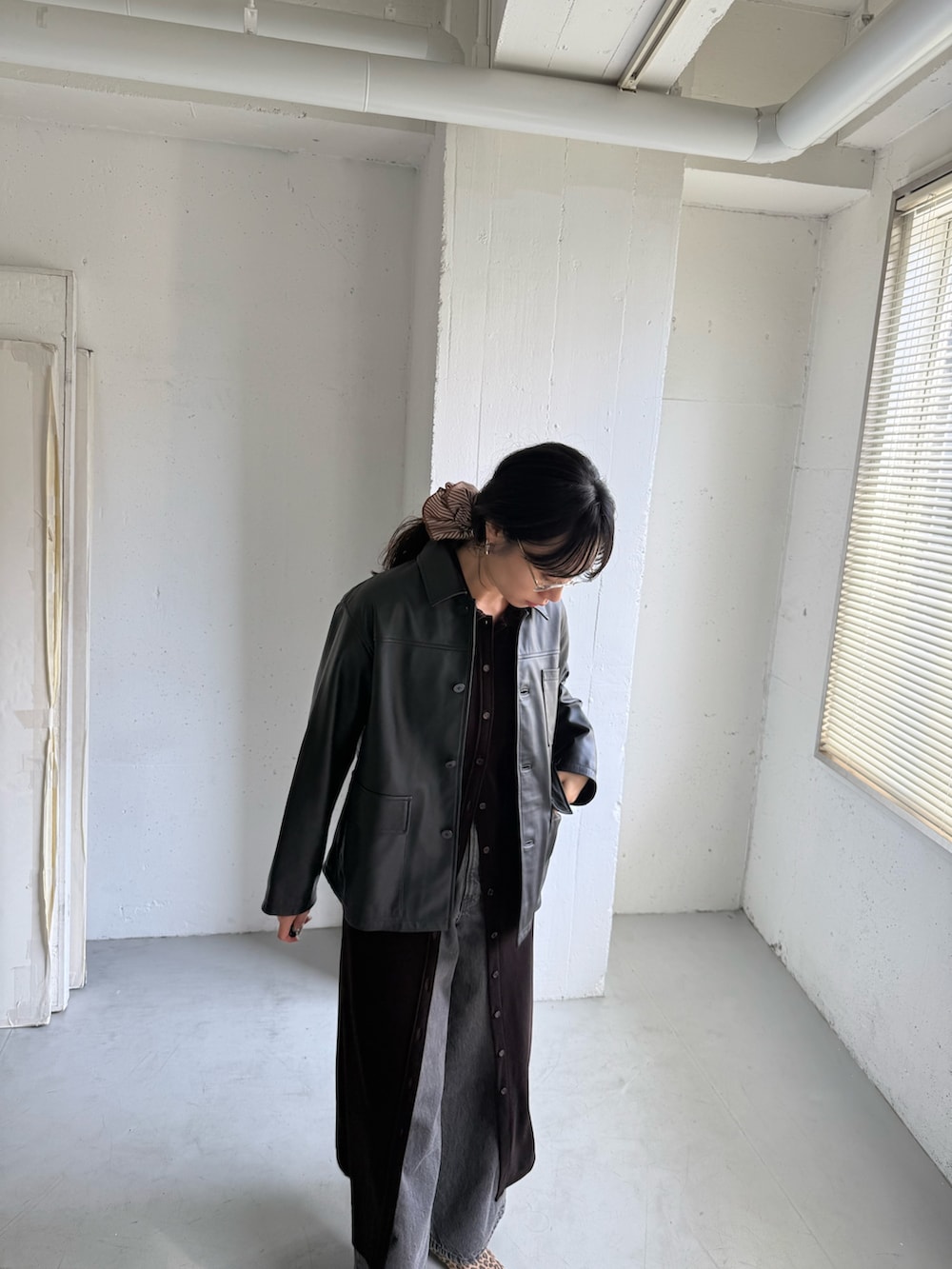 ブラック系のその他アウター、その他のローファー、ブラック系のデニムパンツを着用したレディースの秋コーディネートの2枚目の写真