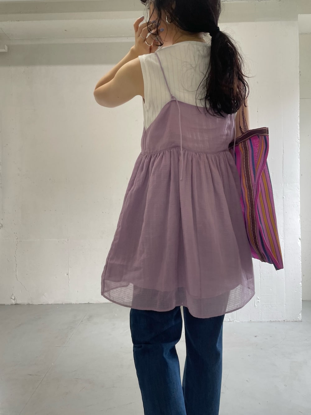 「おしゃ見えテクニック、大人カジュアルコーデ、夏コーデ、大人女子、休日スタイル」|「URBAN RESEARCH DOORSのシャドーチェックキャミソールブラウス(キャミソール、パープル系)」を使った、harunaさん(レディース・164cm)の夏コーディネートの6枚目の写真