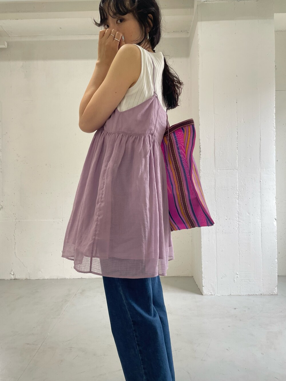 「おしゃ見えテクニック、大人カジュアルコーデ、夏コーデ、大人女子、休日スタイル」|「URBAN RESEARCH DOORSのシャドーチェックキャミソールブラウス(キャミソール、パープル系)」を使った、harunaさん(レディース・164cm)の夏コーディネートの2枚目の写真