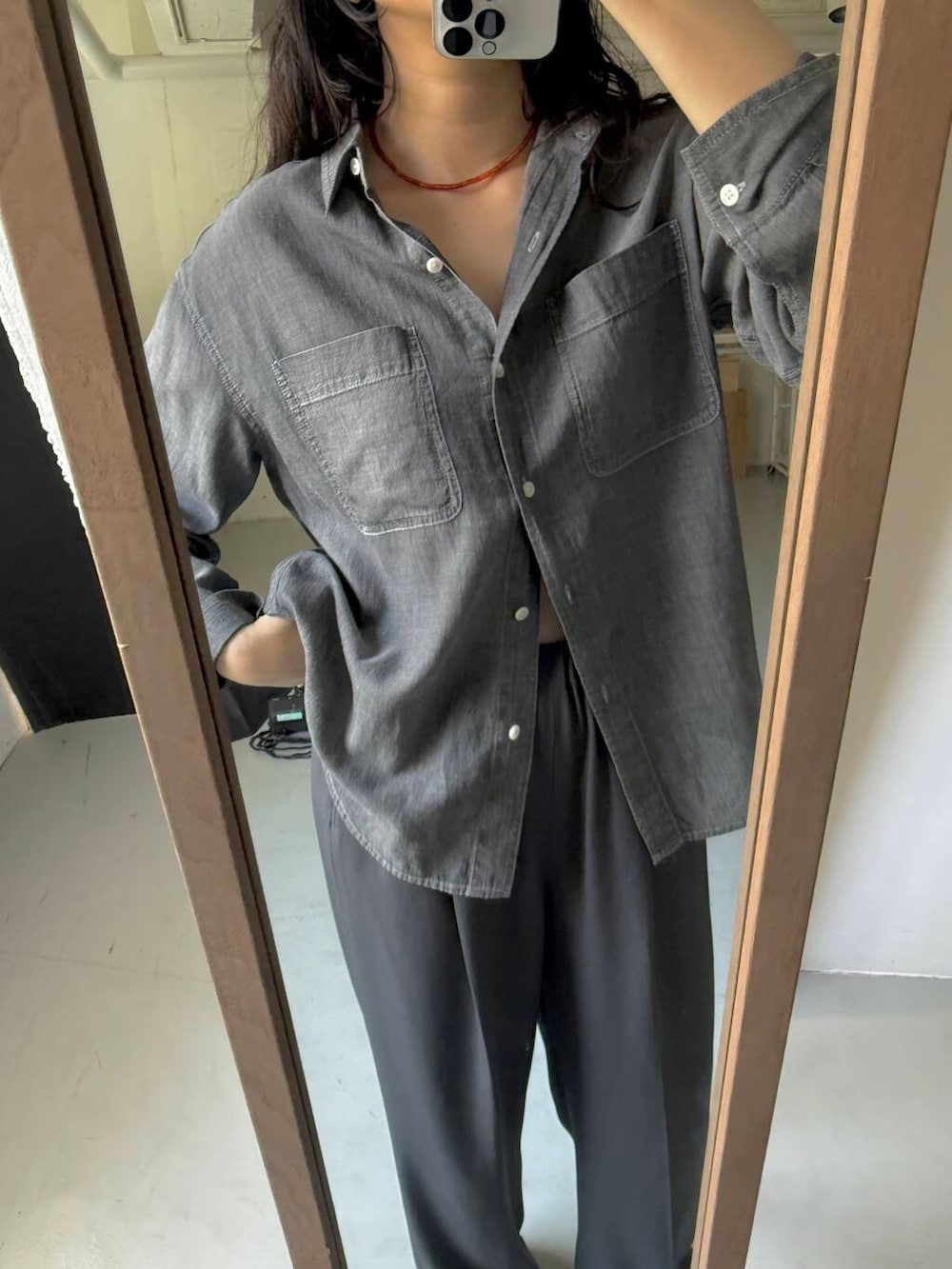 グレー系のスニーカー、ブラック系のシャツ/ブラウス、レッド系のネックレスを着用したレディースの夏コーディネートの5枚目の写真