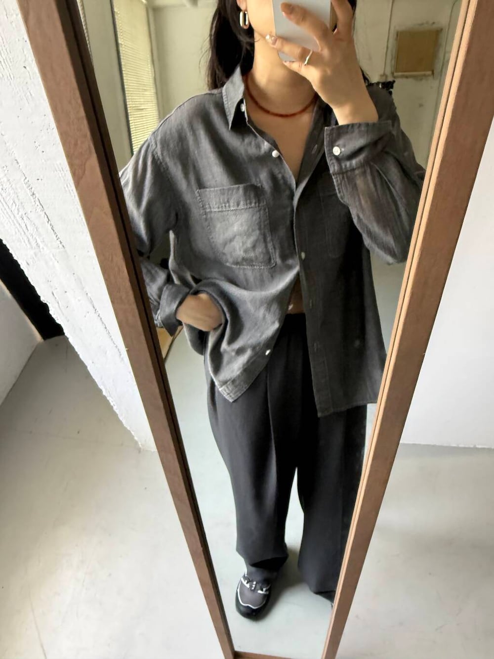 グレー系のスニーカー、ブラック系のシャツ/ブラウス、レッド系のネックレスを着用したレディースの夏コーディネートの6枚目の写真