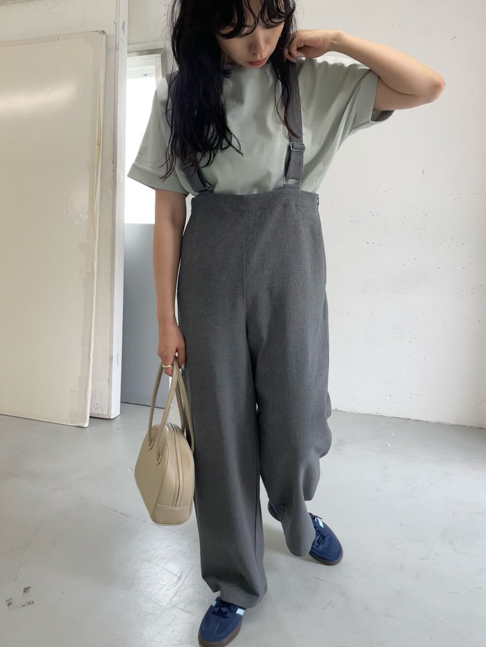 「テーマパークコーデ、大人カジュアルコーデ、ラクチンコーデ、サロペット、休日スタイル」｜「URBAN RESEARCH DOORSのアイテム（ハンドバッグ、ベージュ系）」を使った、harunaさん（レディース・164cm）の夏コーディネートの7枚目の写真