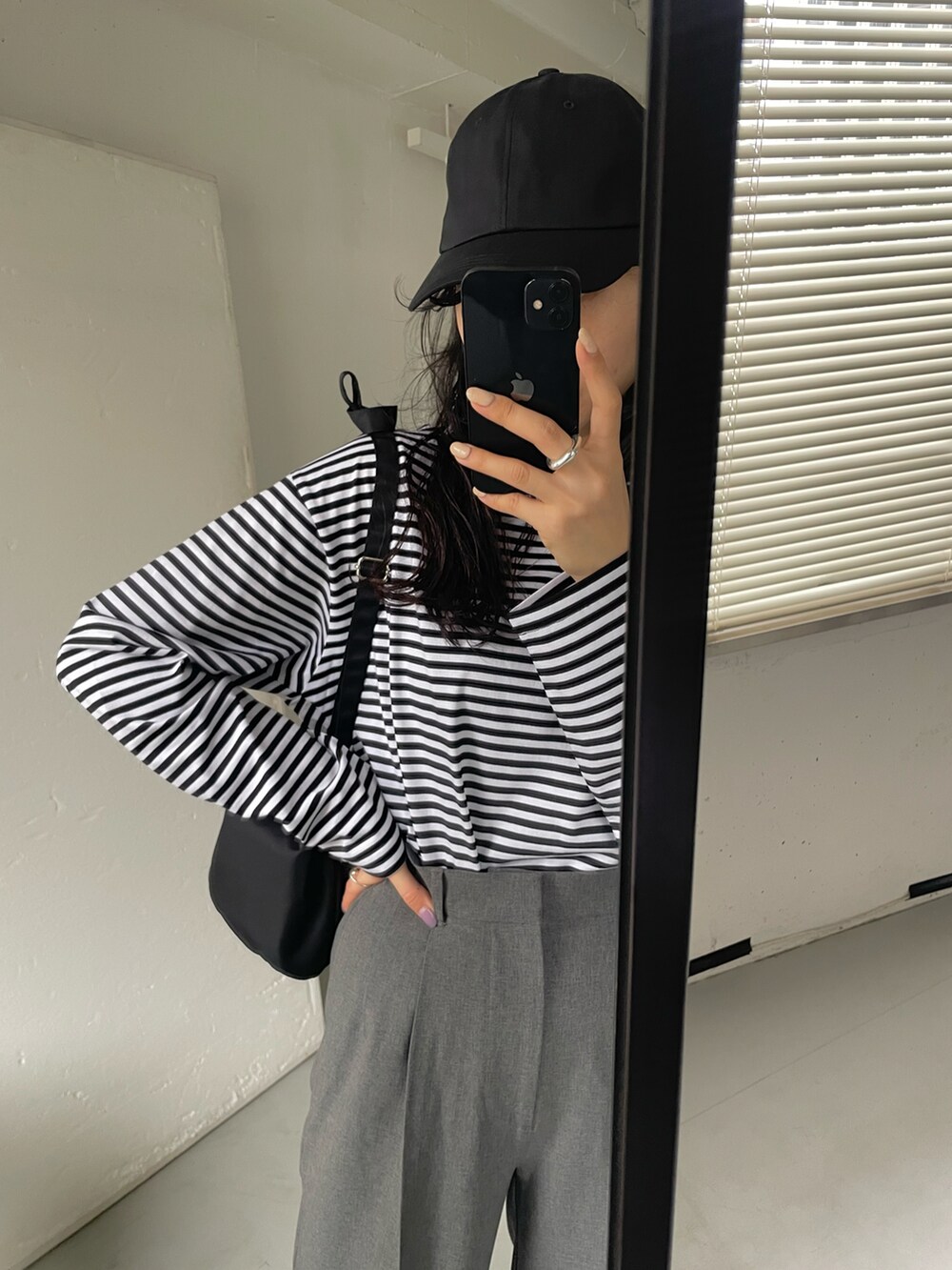 「シンプルコーデ、パンツスタイル、モノトーンコーデ、スニーカーコーデ、ボーダー、キャップ、ニューバランス」｜「URBAN RESEARCH DOORSのツイルキャップ（キャップ、ブラック系）」を使った、harunaさん（レディース・164cm）の春コーディネートの3枚目の写真