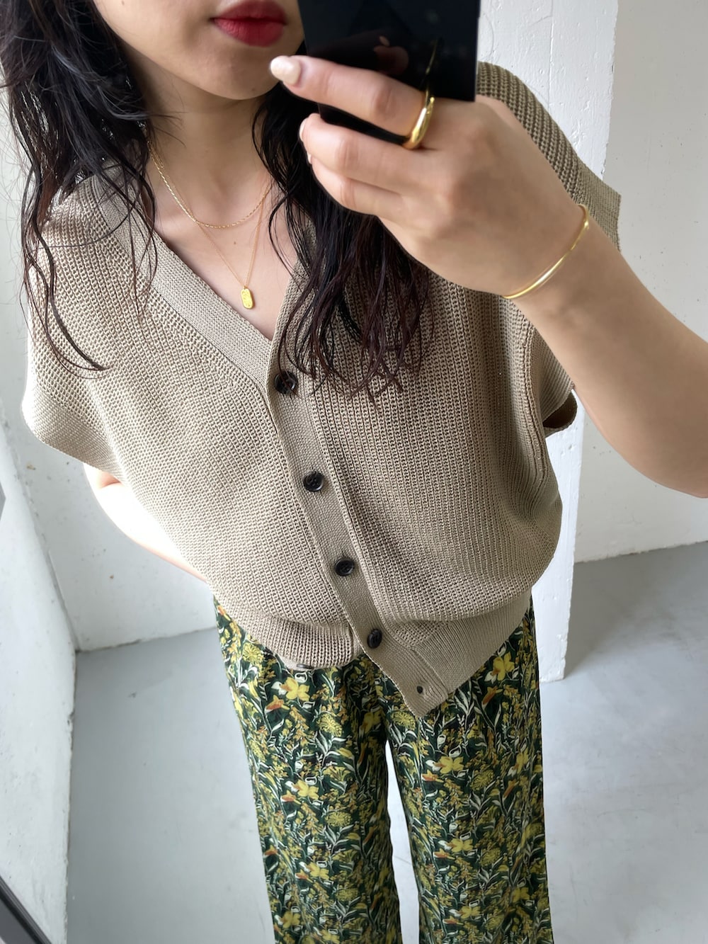 「パンツスタイル、オトナ女子、オトナカジュアル、きれいめカジュアル、柄パンツ、花柄」｜「URBAN RESEARCH DOORSの『イージーケア』フラワープリントイージーパンツ（その他パンツ、グリーン系）」を使った、harunaさん（レディース・164cm）の春コーディネートの2枚目の写真