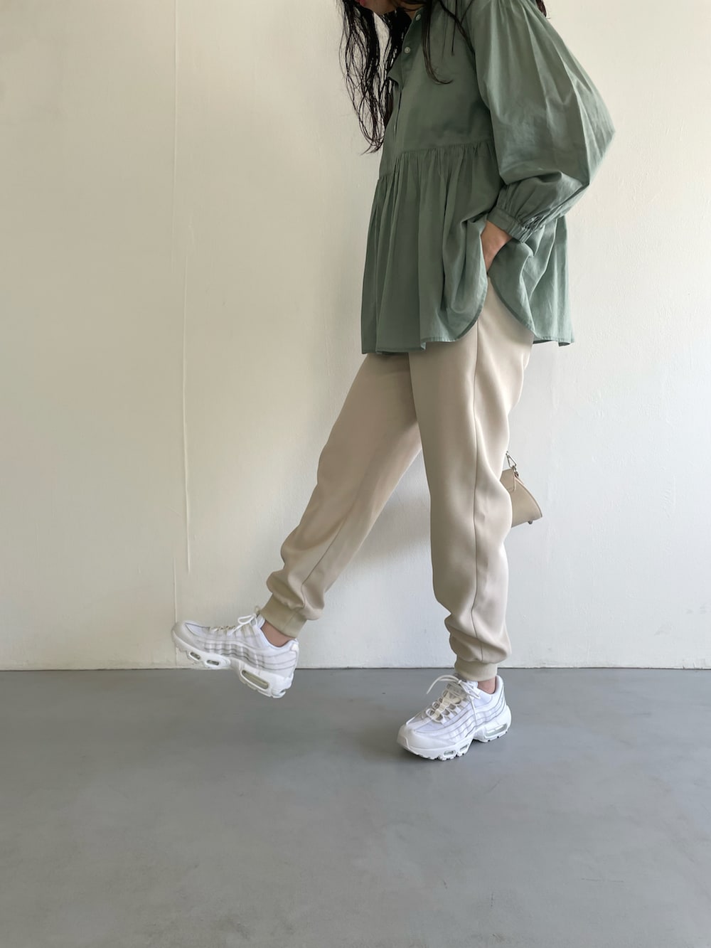 「シンプルコーデ、大人カジュアル、ゆるコーデ、春のおしゃ見えテクニック、カラーコーデ、ミントグリーン」｜「URBAN RESEARCH DOORSの2ストラップショルダーバッグ（ショルダーバッグ、ホワイト系）」を使った、harunaさん（レディース・164cm）の春コーディネートの5枚目の写真