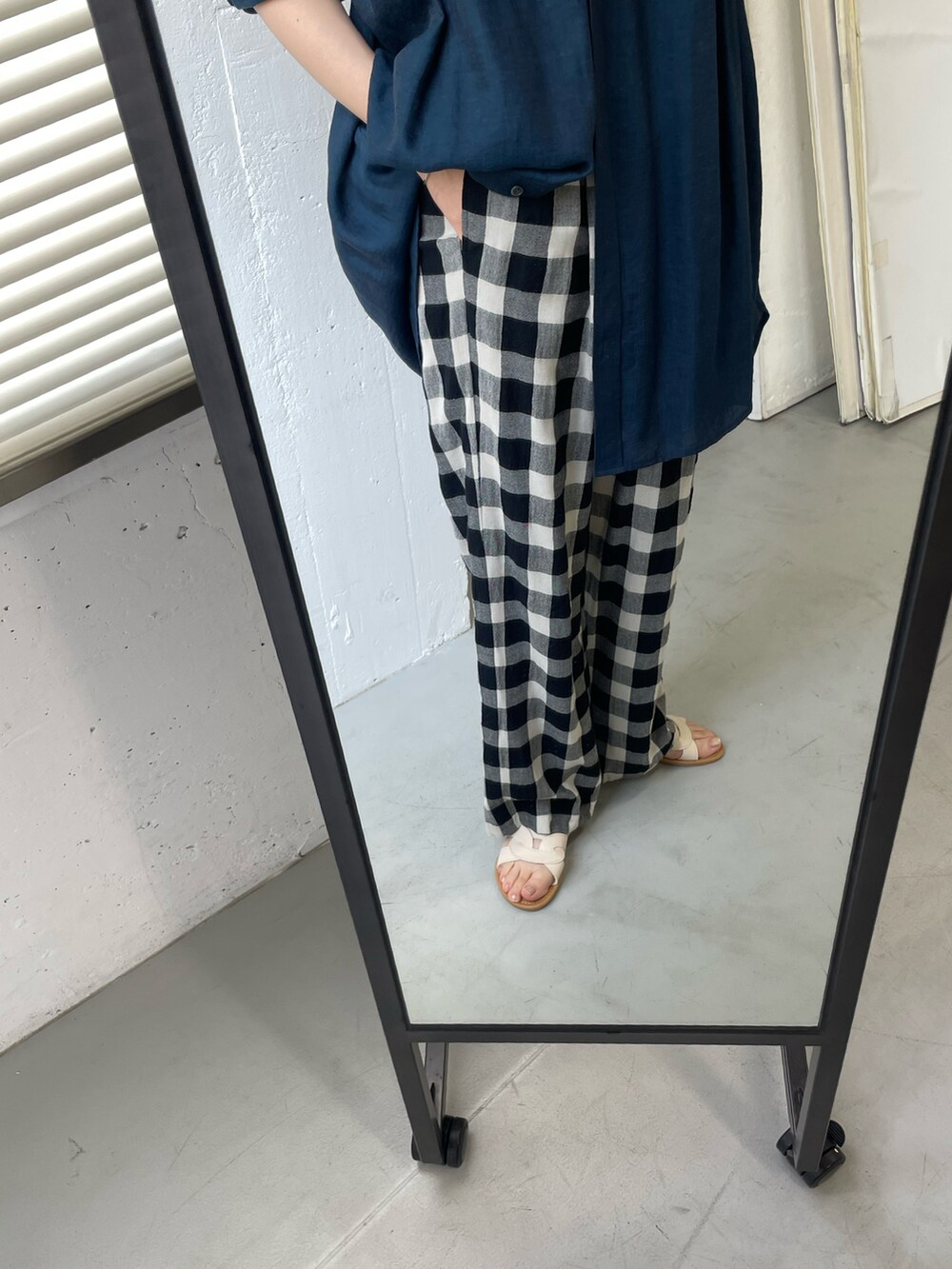 「春のおしゃ見えテクニック、大人カジュアル、パンツスタイル、ゆるコーデ、オーバーサイズ」｜「URBAN RESEARCH DOORSのギンガムチェックイージーパンツ（その他パンツ、ブラック系）」を使った、harunaさん（レディース・164cm）の春コーディネートの3枚目の写真