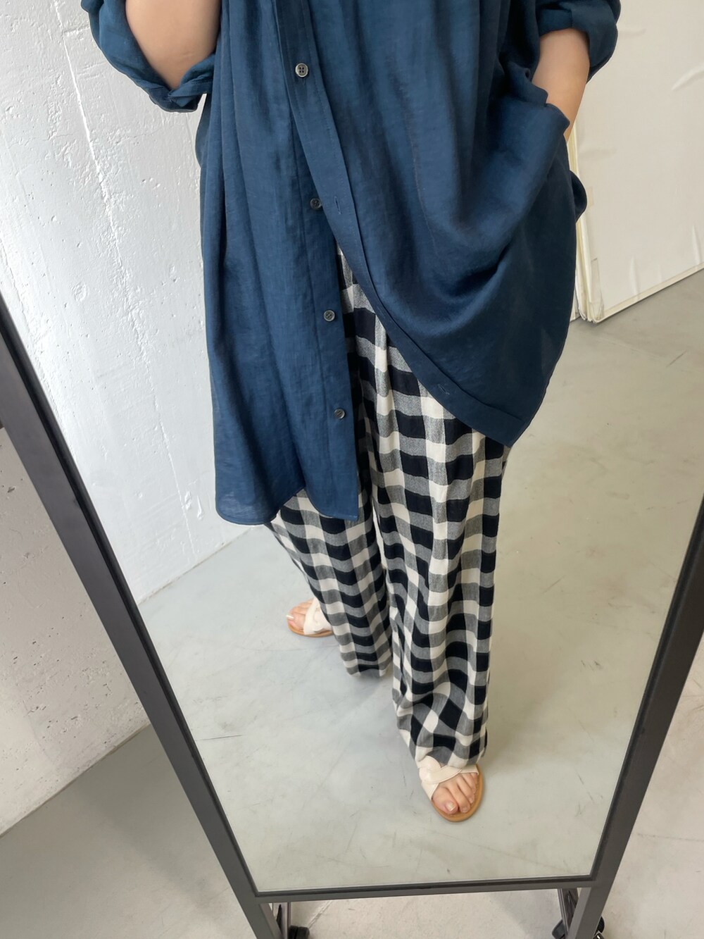 「春のおしゃ見えテクニック、大人カジュアル、パンツスタイル、ゆるコーデ、オーバーサイズ」｜「URBAN RESEARCH DOORSのギンガムチェックイージーパンツ（その他パンツ、ブラック系）」を使った、harunaさん（レディース・164cm）の春コーディネートの4枚目の写真