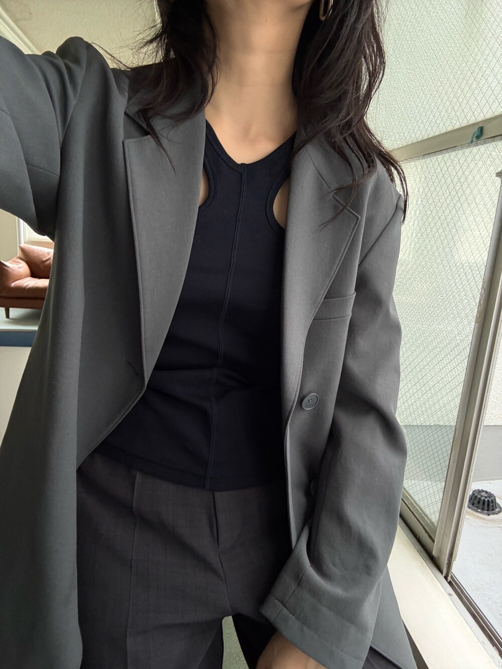 グレー系のその他パンツ、ブルー系のタンクトップを着用したレディースの春コーディネートの3枚目の写真