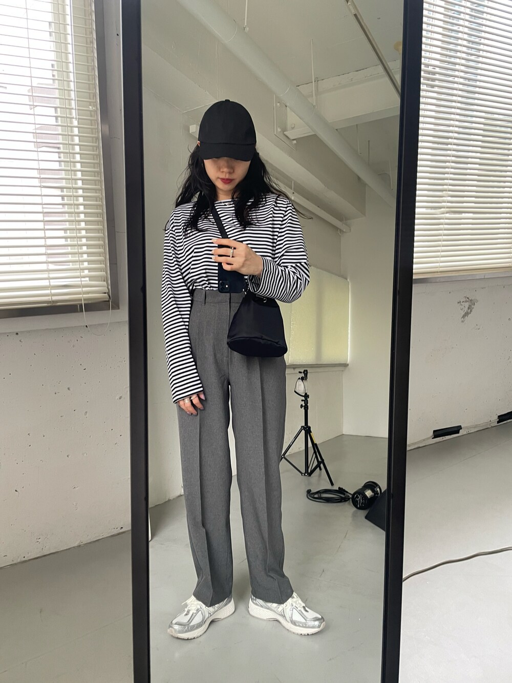 「シンプルコーデ、パンツスタイル、モノトーンコーデ、スニーカーコーデ、ボーダー、キャップ、ニューバランス」｜「URBAN RESEARCH DOORSのツイルキャップ（キャップ、ブラック系）」を使った、harunaさん（レディース・164cm）の春コーディネートの5枚目の写真