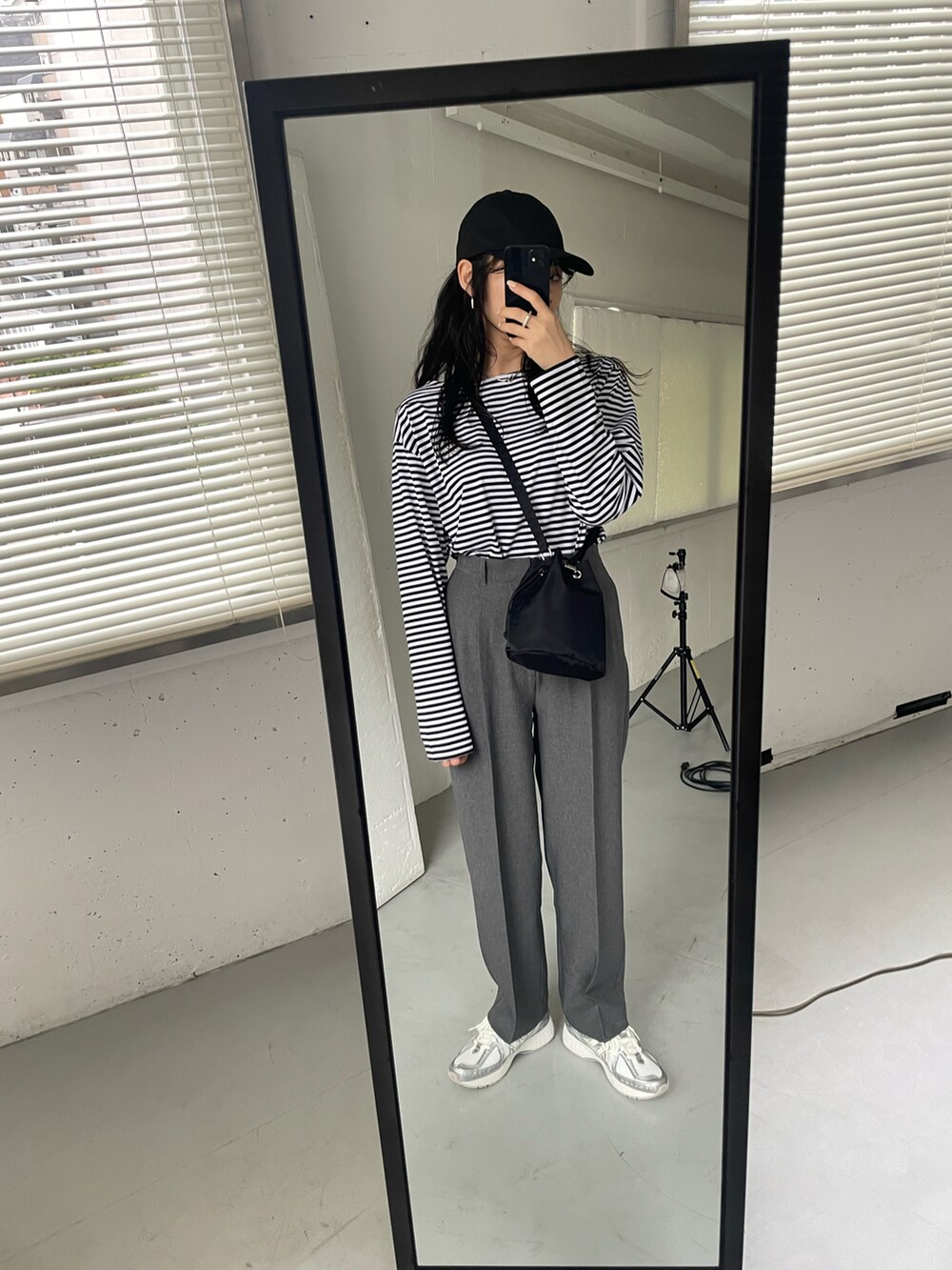 「シンプルコーデ、パンツスタイル、モノトーンコーデ、スニーカーコーデ、ボーダー、キャップ、ニューバランス」｜「URBAN RESEARCH DOORSのツイルキャップ（キャップ、ブラック系）」を使った、harunaさん（レディース・164cm）の春コーディネートの4枚目の写真