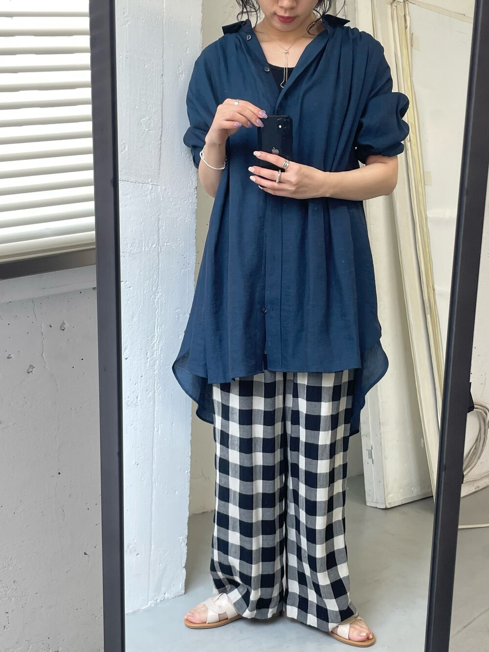 「春のおしゃ見えテクニック、大人カジュアル、パンツスタイル、ゆるコーデ、オーバーサイズ」｜「URBAN RESEARCH DOORSのギンガムチェックイージーパンツ（その他パンツ、ブラック系）」を使った、harunaさん（レディース・164cm）の春コーディネートの5枚目の写真