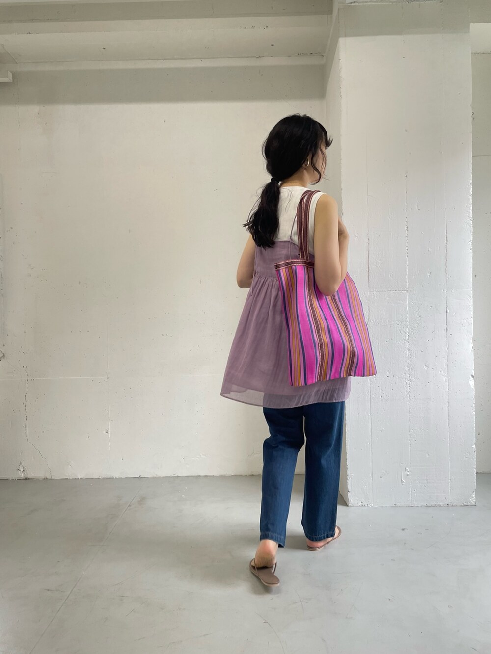 「おしゃ見えテクニック、大人カジュアルコーデ、夏コーデ、大人女子、休日スタイル」|「URBAN RESEARCH DOORSのシャドーチェックキャミソールブラウス(キャミソール、パープル系)」を使った、harunaさん(レディース・164cm)の夏コーディネートの8枚目の写真
