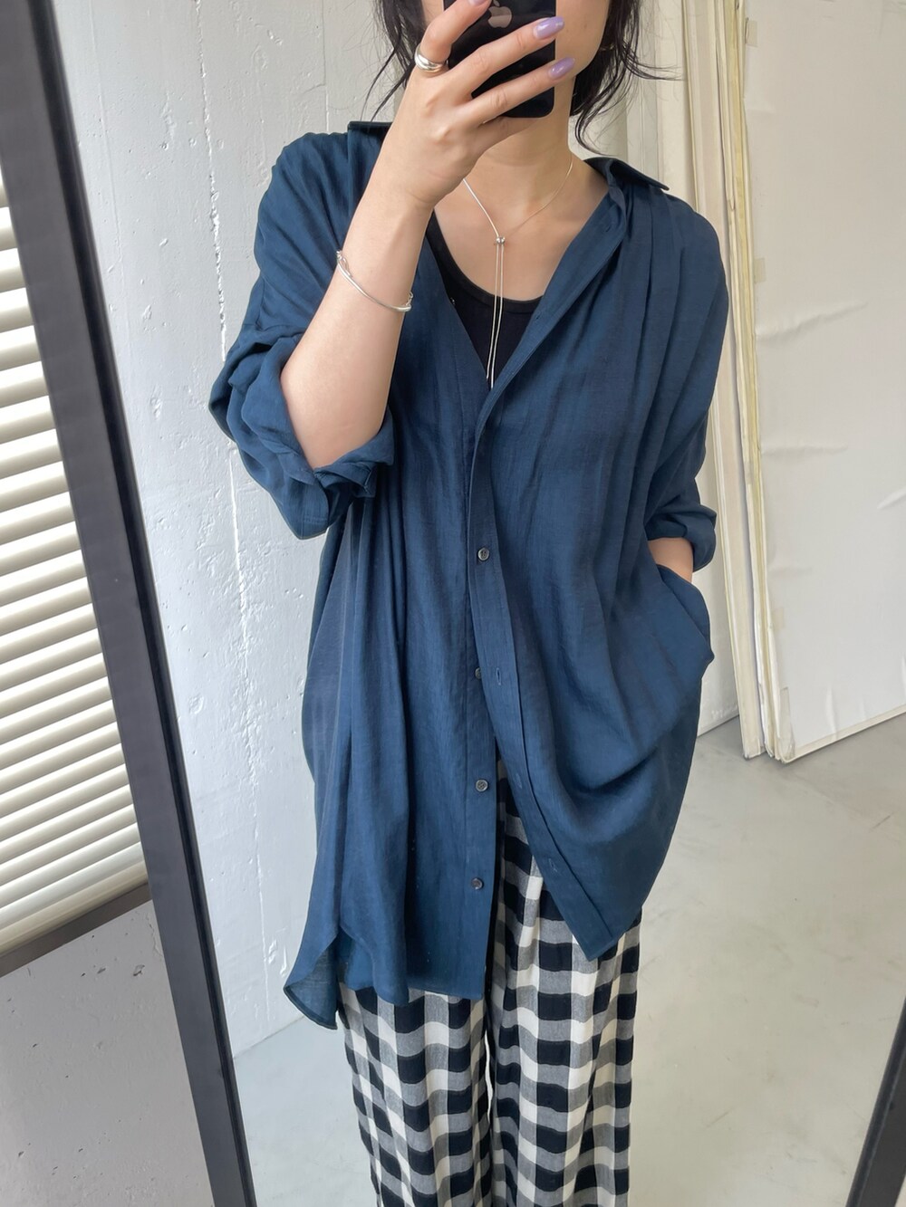 「春のおしゃ見えテクニック、大人カジュアル、パンツスタイル、ゆるコーデ、オーバーサイズ」｜「URBAN RESEARCH DOORSのギンガムチェックイージーパンツ（その他パンツ、ブラック系）」を使った、harunaさん（レディース・164cm）の春コーディネートの2枚目の写真
