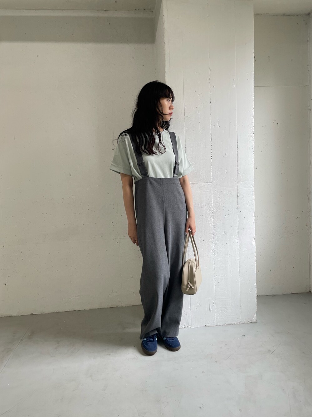 「テーマパークコーデ、大人カジュアルコーデ、ラクチンコーデ、サロペット、休日スタイル」｜「URBAN RESEARCH DOORSのアイテム（ハンドバッグ、ベージュ系）」を使った、harunaさん（レディース・164cm）の夏コーディネートの5枚目の写真