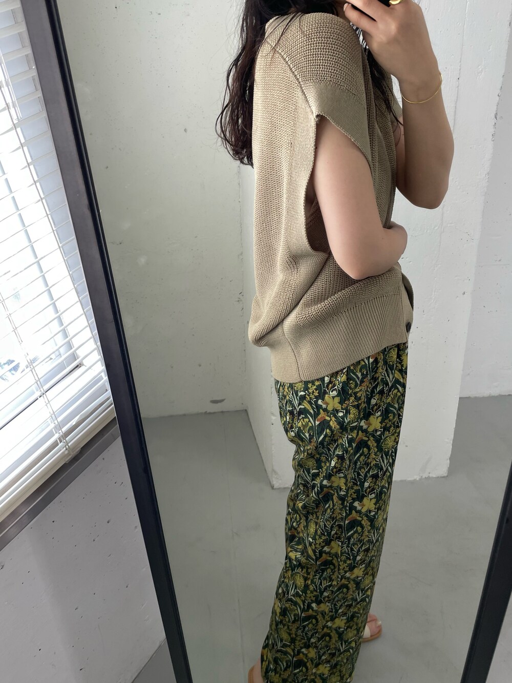 「パンツスタイル、オトナ女子、オトナカジュアル、きれいめカジュアル、柄パンツ、花柄」｜「URBAN RESEARCH DOORSの『イージーケア』フラワープリントイージーパンツ（その他パンツ、グリーン系）」を使った、harunaさん（レディース・164cm）の春コーディネートの5枚目の写真